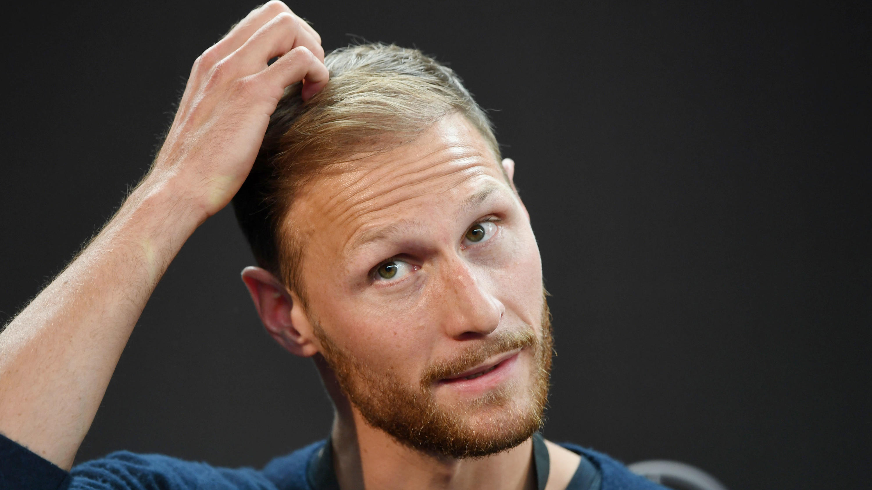 Benedikt Höwedes: Der tiefe Fall eines Weltmeisters 14.06.2018, Baden-Württemberg, Stuttgart: Fußball, WM: Der Fußballspieler Benedikt Höwedes gibt im Rahmen des ATP-Turniers eine Pressekonferenz. Foto: Marijan Murat/dpa +++ dpa-Bildfunk +++