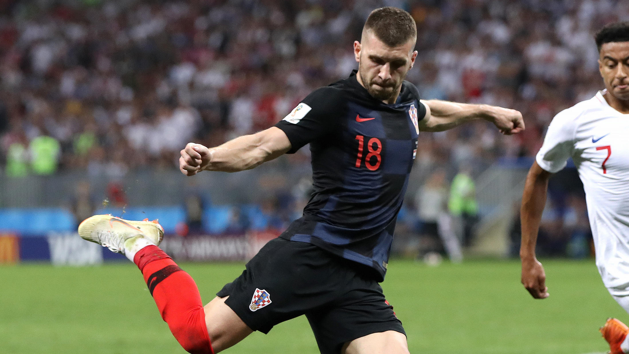Kroatiens Co-Trainer Ivica Olic rät Ante Rebic zu Bayern-Wechsel MOSCOW, RUSSIA - JULY 11: Ante Rebic of Croatia shoots past Jesse Lingard of England during the 2018 FIFA World Cup Russia Semi Final match between England and Croatia at Luzhniki Stadium on July 11, 2018 in Moscow, Russia. (Photo by Ryan Pierse/Ge