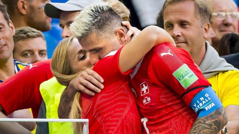 Heimliche Hochzeit: Schweizer Sportstars Lara Gut und Valon Behrami im Liebesglück Valon Behrami umarmt Lara Gut
