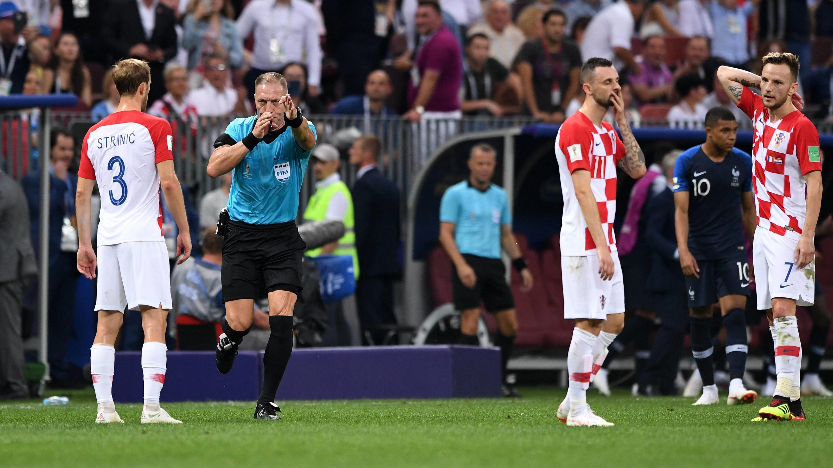 Riesen-Ärger nach erstem Videobeweis in einem WM-Finale: "Kannst du nicht geben" FUSSBALL WM 2018 FINALE ------- Frankreich - Kroatien 15.07.2018 Schiedsrichter Nestor Pitana entscheidet nach dem Videobeweis auf Elfmeter. Ivan Strinic, Marcelo Brozovic und Ivan Rakitic (v.l., alle Kroatien) sind enttaeuscht *** FIFA World Cup 201