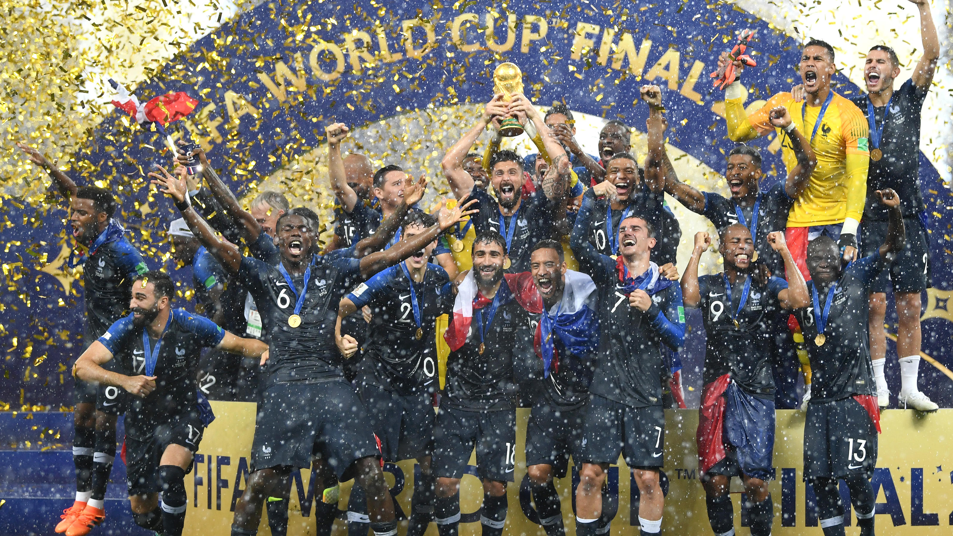 WM 2018: "La Grande Explosion" - Frankreich nach spektakulärem Finale im Fußball-Himmel MOSCOW, RUSSIA - JULY 15: Hugo Lloris and Olivier Giroud of France lift the World Cup trophy to celebrate with teammates after the 2018 FIFA World Cup Final between France and Croatia at Luzhniki Stadium on July 15, 2018 in Moscow, Russia. (Photo b