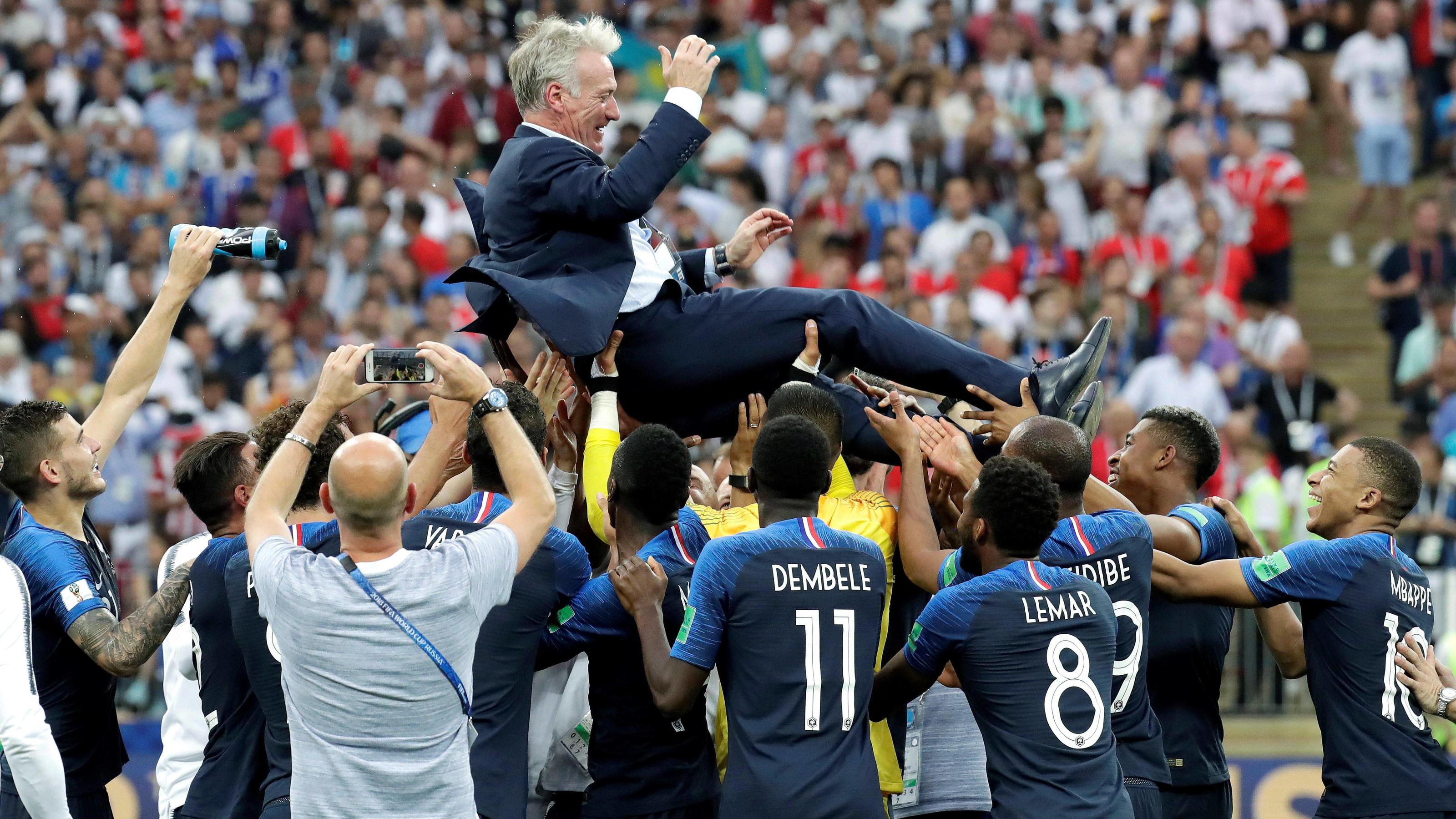 WM 2018: "La Grande Explosion" - Frankreich nach spektakulärem Finale im Fußball-Himmel , France s head-coach Didier Deschamps after winning during the FIFA World Cup WM Weltmeisterschaft Fussball 2018 final soccer match between France and Croatia, at Luzhniki Stadium in Moscu, Russia, 15 July 2018. FRANCE VS. CROATIA !ACHTUNG: NUR REDA