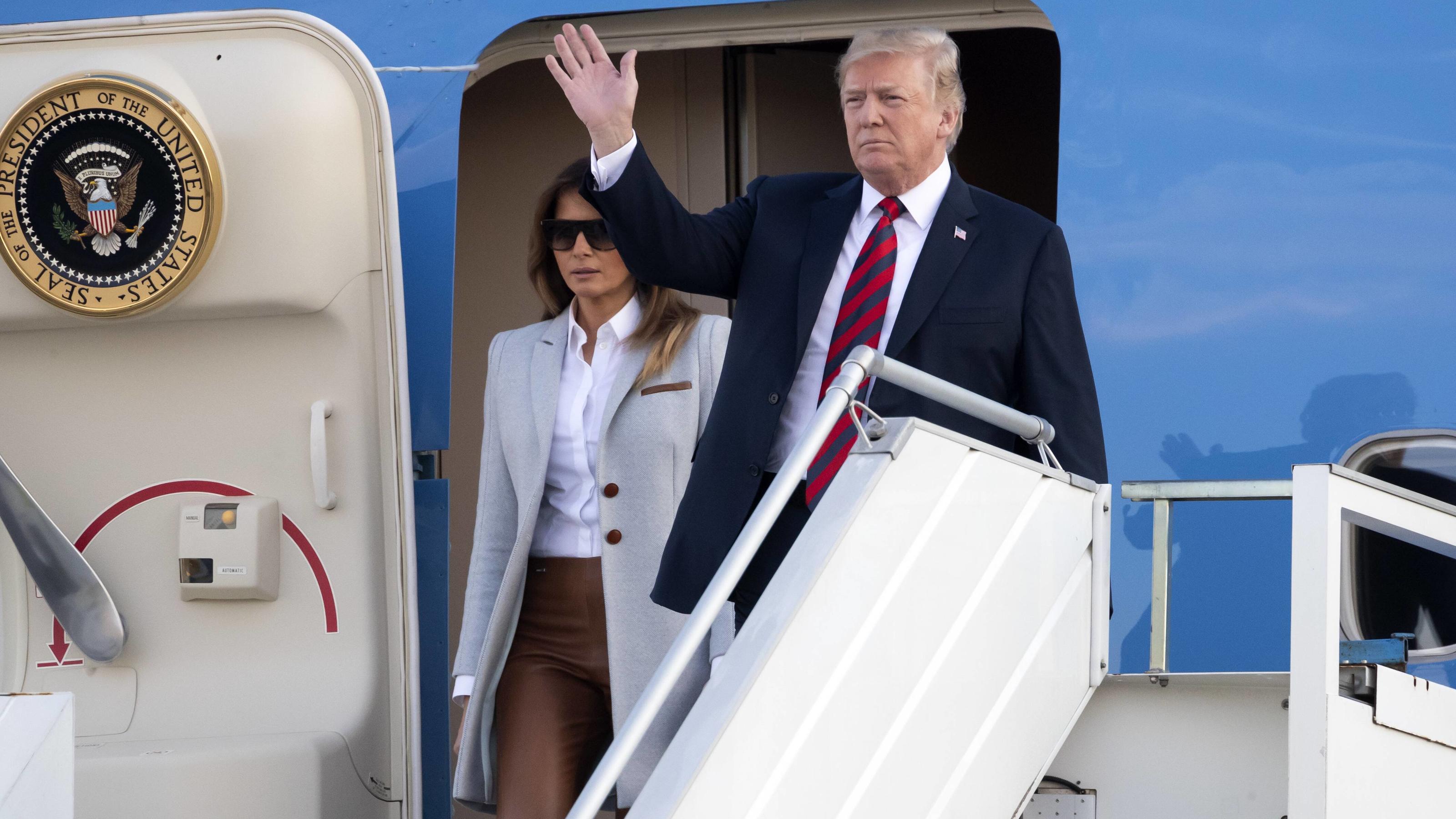 Vor Gipfel mit Putin in Helsinki: Trump bezeichnet die EU als Feind Trump und Melania bei Ankunft in Helsinki