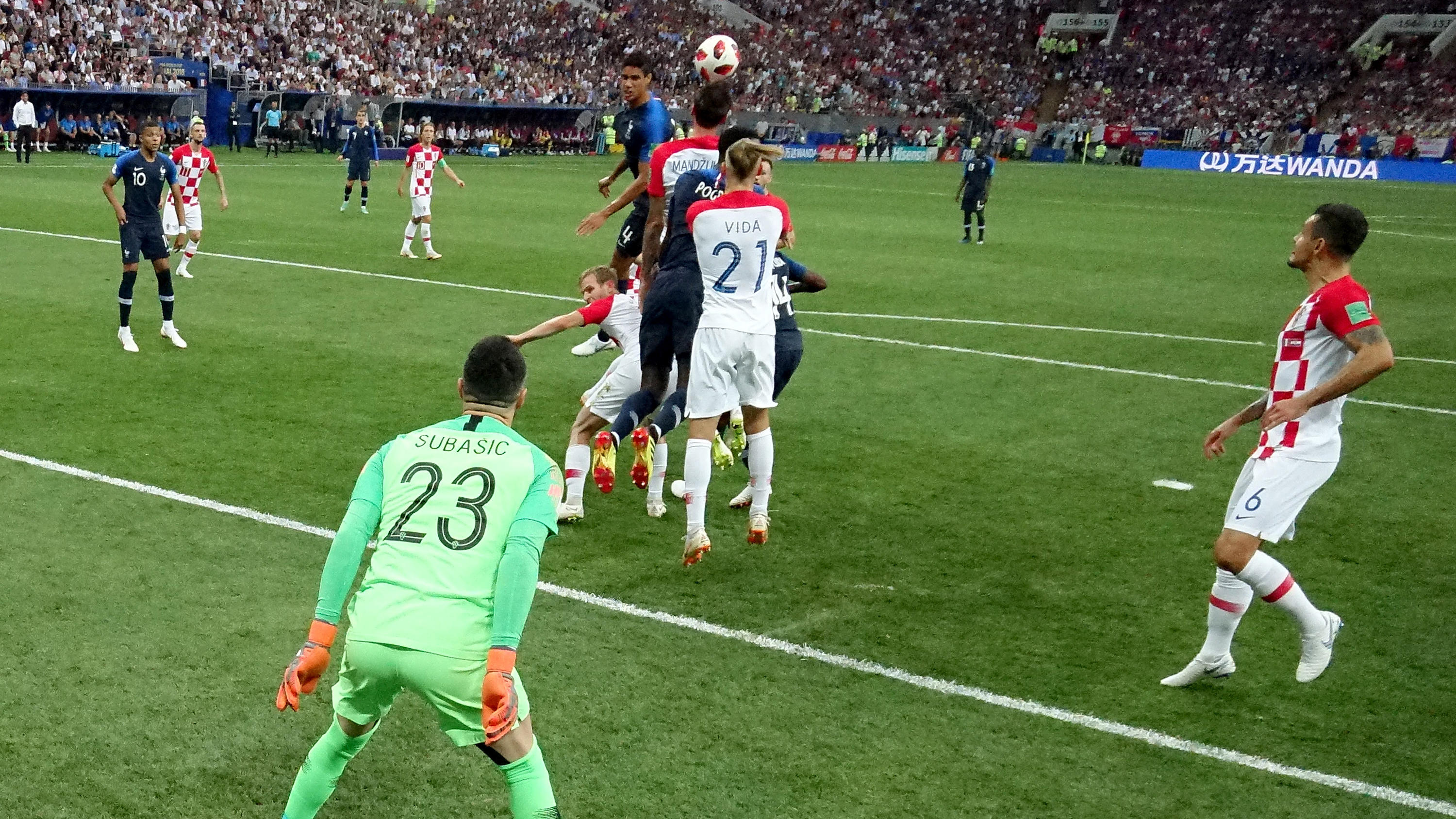 Unterstützung für Final-Schiedsrichter Nestor Pitana: "Handelfmeter war korrekt" MOSCOW, RUSSIA - JULY 15: Mario Mandzukic of Croatia scores an own goal from Antoine Griezmann of France's free-kick for France's first goal during the 2018 FIFA World Cup Final between France and Croatia at Luzhniki Stadium on July 15, 2018 in Mosc