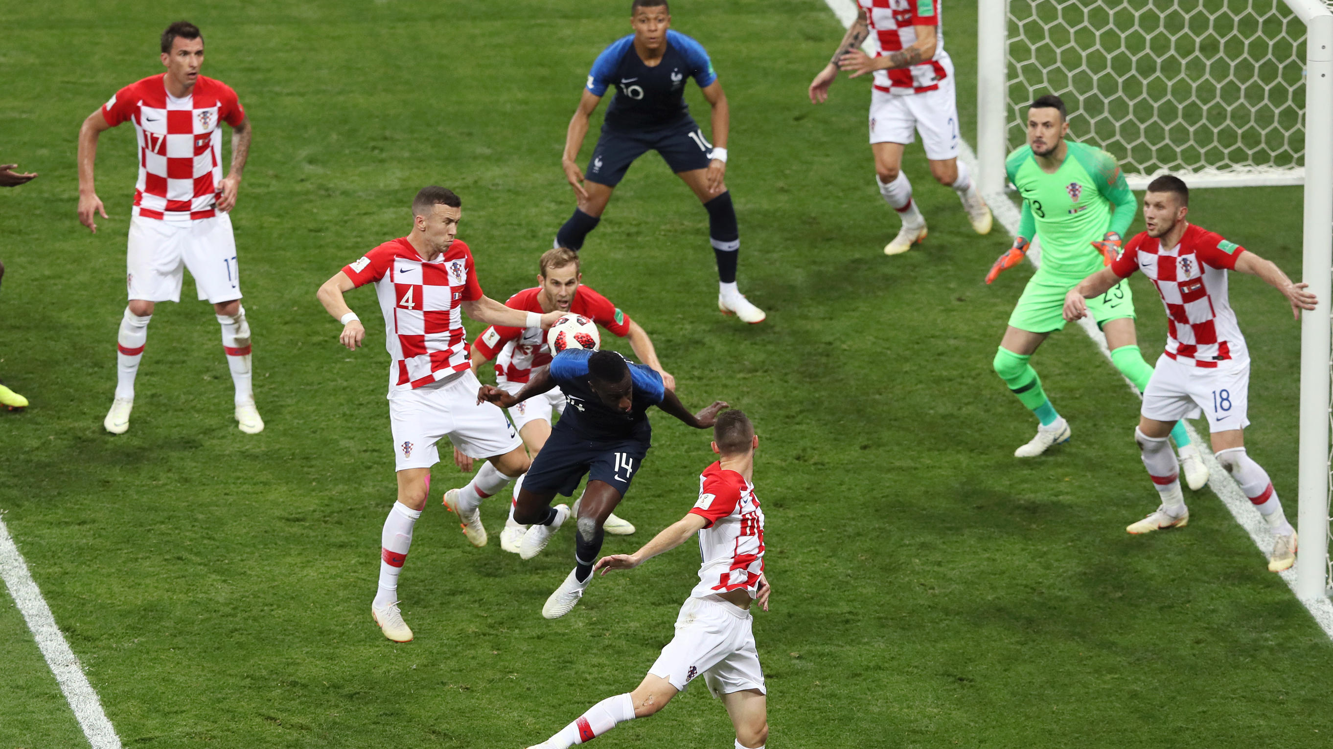 Unterstützung für Final-Schiedsrichter Nestor Pitana: "Handelfmeter war korrekt" MOSCOW, RUSSIA - JULY 15: Ivan Perisic of Croatia handles the ball inside the penalty area, leading to a VAR review, and then a France penalty being awarded during the 2018 FIFA World Cup Final between France and Croatia at Luzhniki Stadium on July