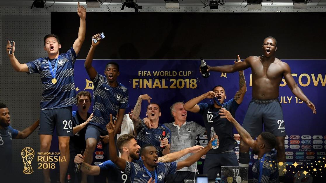 WM 2018: Frankreichs Weltmeister crashen Pressekonferenz Französische Spieler crashen Pressekonferenz