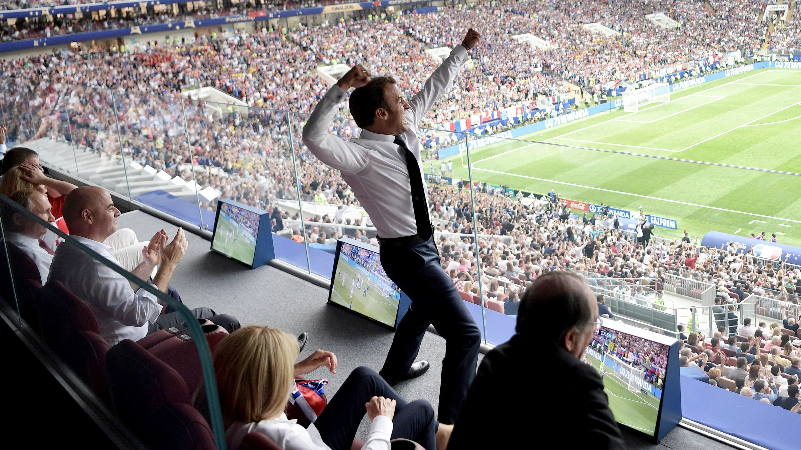 WM 2018: So jubelte Frankreichs Präsident Emmanuel Macron beim Finale 15.07.2018, Russland, Moskau: Fußball: WM, Frankreich - Kroatien, Finalrunde Finale im Luschnikistadion. Emmanuel Macron (M), Präsident von Frankreich, jubelt über ein Tor seines Teams auf der Tribüne. Hinter ihm sitzen (r-l) Kolinda Grabar-Kitarovic