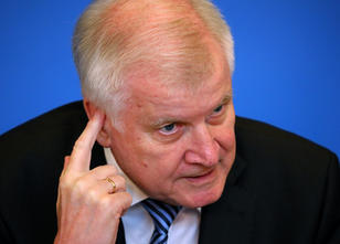 Der Asylstreit mit der CDU hat Innnenminister Horst Seehofer offenbar geschade Horst Seehofer
