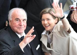 Gut ein Jahr nach dem Tod von Helmut Kohl übergibt die Witwe des früheren B... weiterlesen