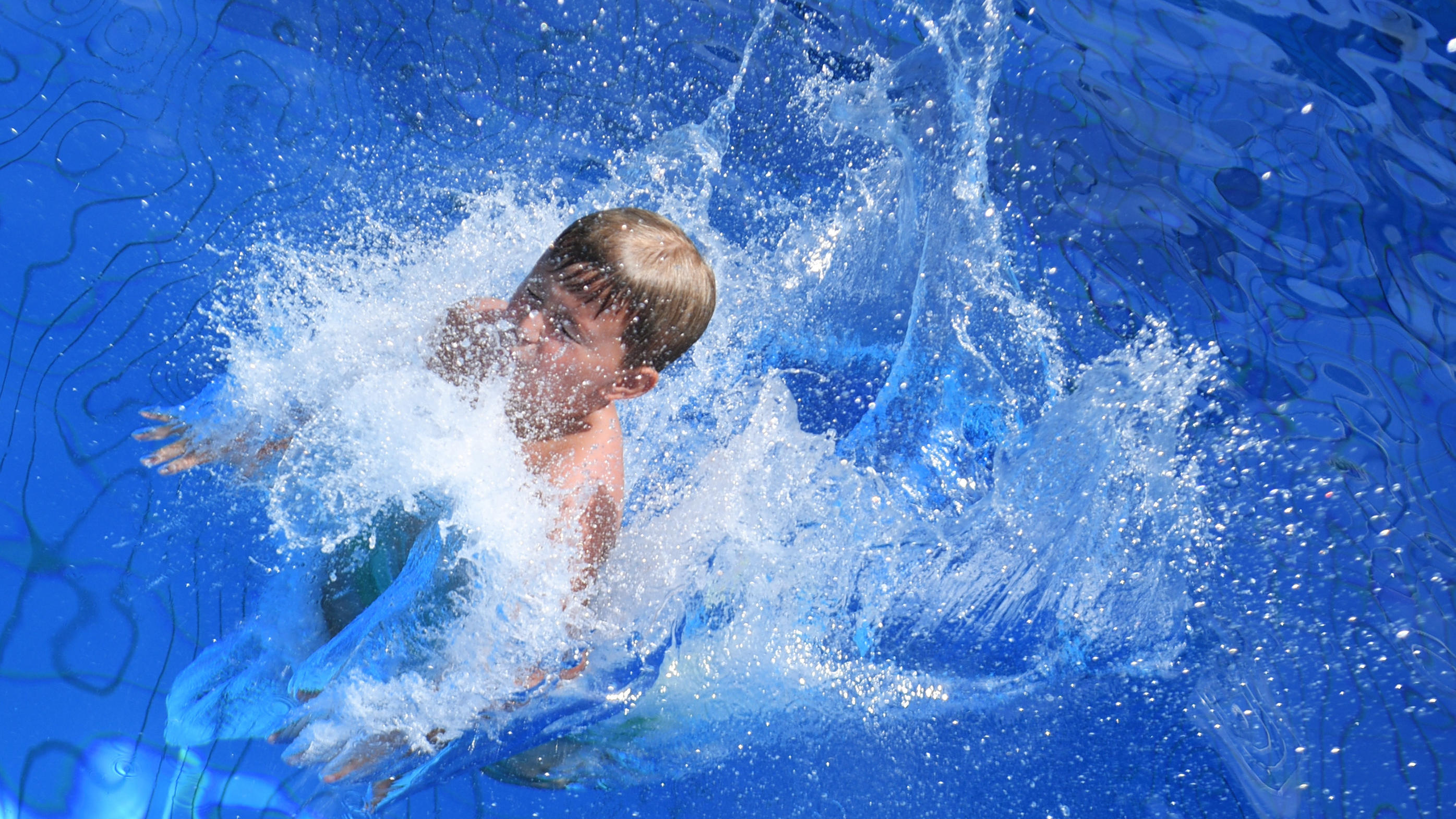 Tödlicher Badeunfall in Bremen: Fünfjähriger ertrinkt im Freibad Junge im Freibad