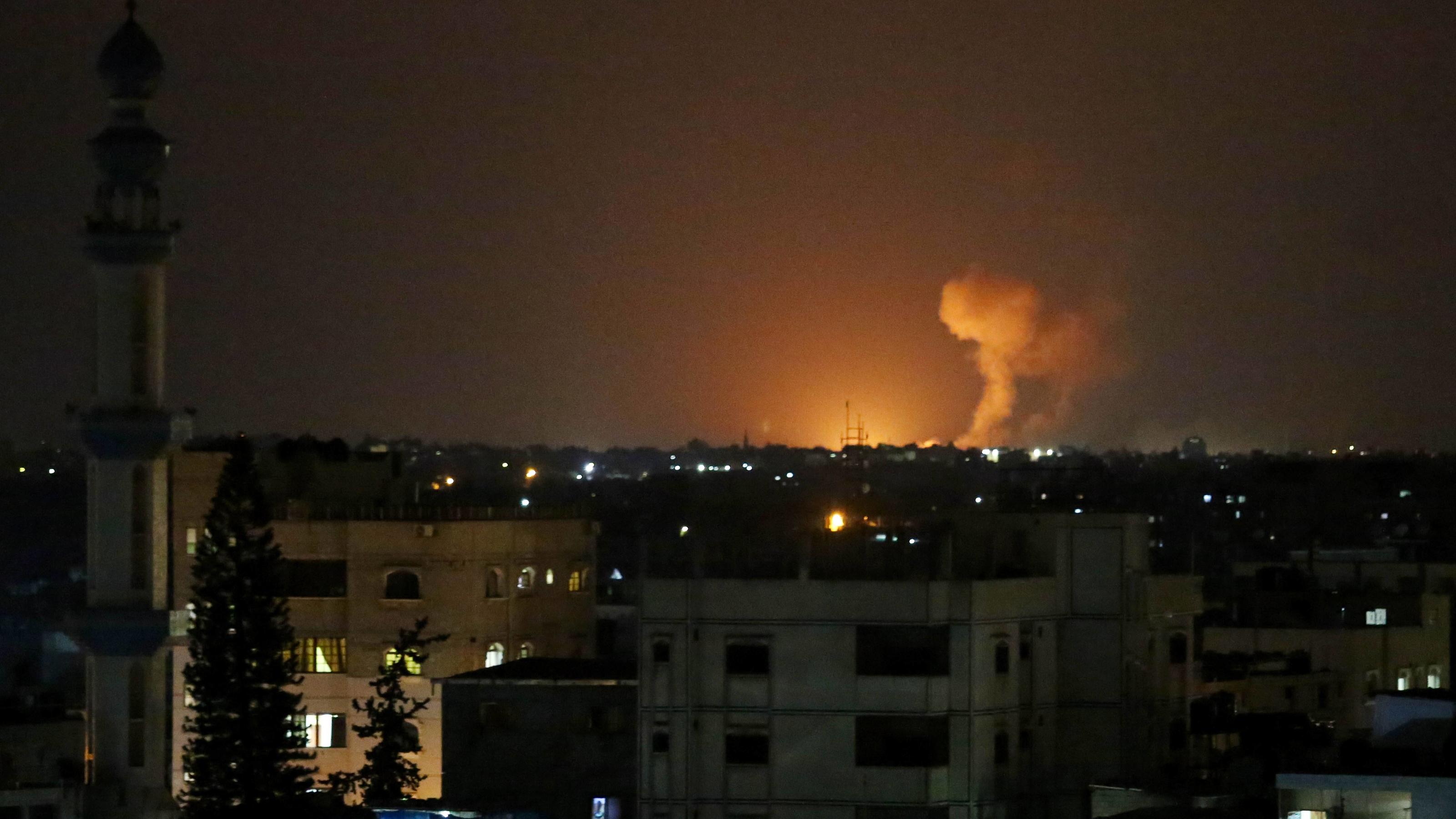 Nach erneuter Eskalation: Hamas ruft Gaza-Waffenruhe mit Israel aus Bild einer Explosion nach einem nächtlichen Luftangriff der israelischen Armee im Gazastreifen.