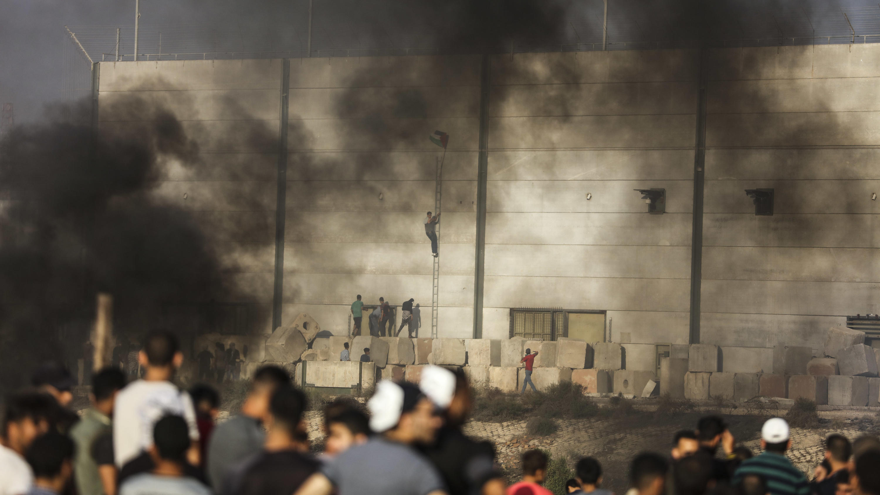 Nach erneuter Eskalation: Hamas ruft Gaza-Waffenruhe mit Israel aus 20.07.2018, Palästinensische Autonomiegebiete, Gazastreifen, Gaza: Palästinensische Demonstranten bei Auseinadersetzungen mit israelischen Soldaten an der Grenze zu Israel. Der Konflikt zwischen Israel und der im Gazastreifen herrschenden Hamas ist g