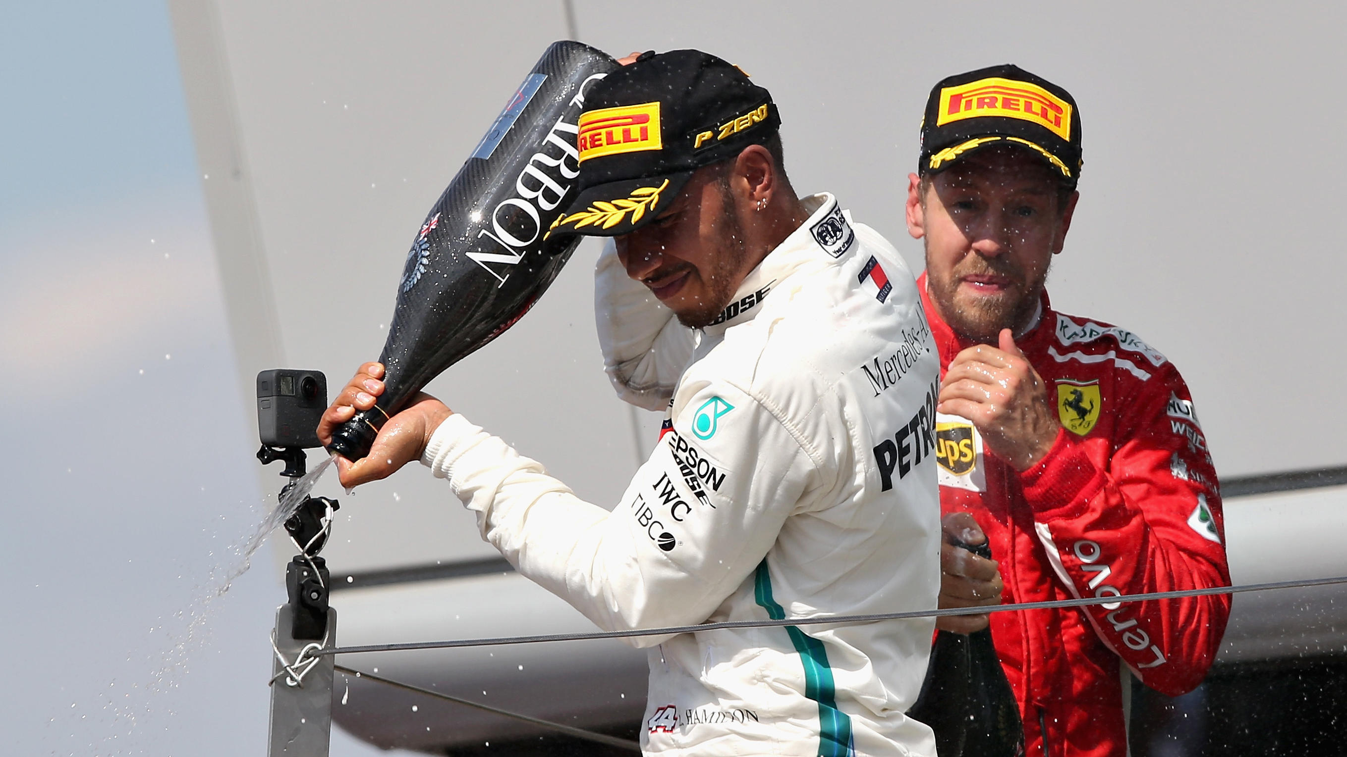 Gedanke an Schumachers Ferrari-Titel treibt Sebastian Vettel an Große Rivalen: Lewis Hamilton macht Sebastian Vettel die Jagd nach WM-Titel Nummer fünf schwer