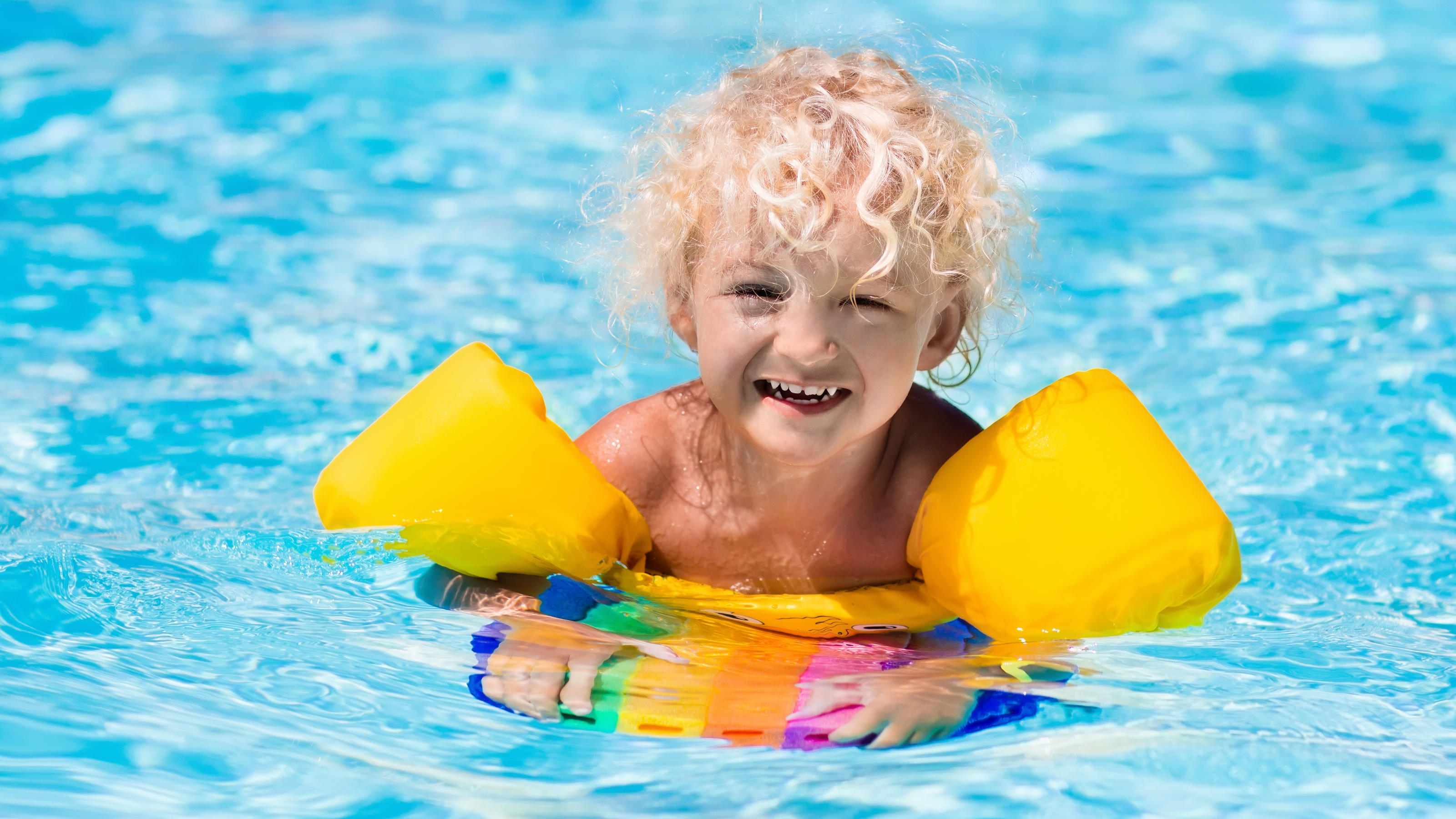Schwimmtiere, Flügel & Co.: Woran erkenne ich sichere Schwimmhilfen für mein Kind? Schwimmhilfen sind für Kleinkinder, die noch nicht schwimmen können, wichtig. Eltern sollten deshalb darauf achten, dass sie den Sicherheitsstandards entsprechen.