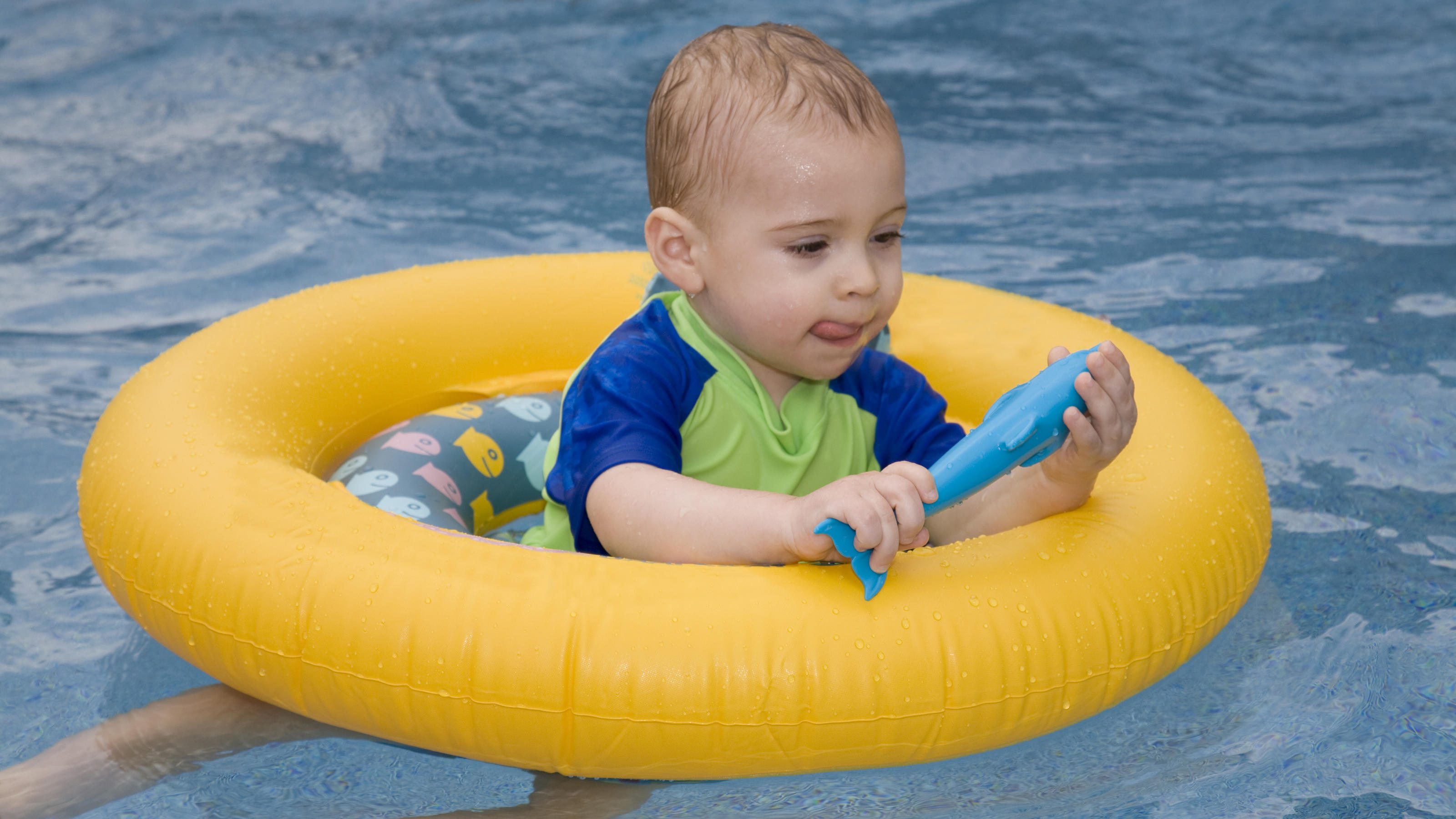 Schwimmtiere, Flügel & Co.: Woran erkenne ich sichere Schwimmhilfen für mein Kind? Dieser Schwimmring mit Beinöffnung hat, gemäß den Sicherheitsstandards, zwei Luftkammern.