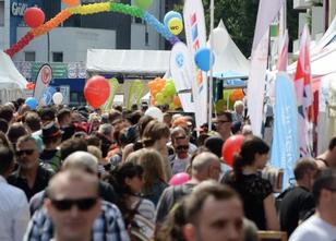 Anlässlich des lesbisch-schwulen Stadtfestes in Schöneberg haben 120 Untern... weiterlesen