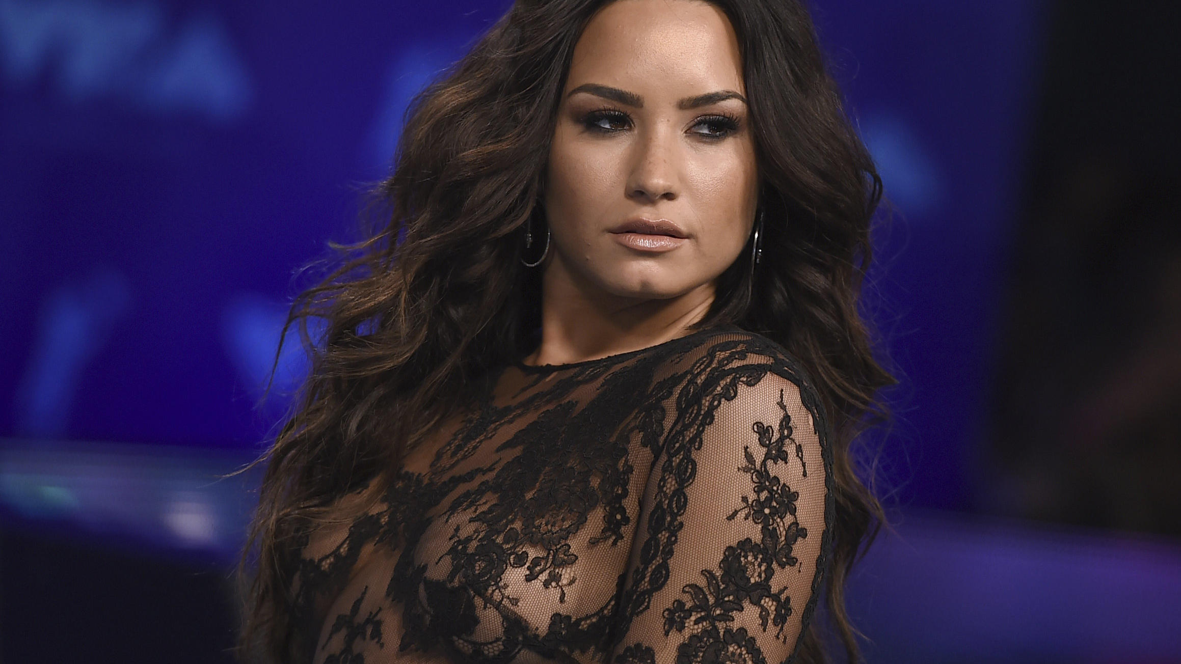 Nach Demi Lovatos Überdosis: Veranstalter sagen Konzerte ihrer "Tell Me You Love Me"-Tour ab! ARCHIV - 27.08.2017, USA, Kalifornien, Inglewood: Demi Lovato kommt zur Verleihung der MTV Video Music Awards 2017. Nach einem mutmaßlichen Drogenvorfall hat US-Sängerin Demi Lovato (25) ein für Sonntag geplantes Konzert in Kanada abgesagt. (zu dpa: