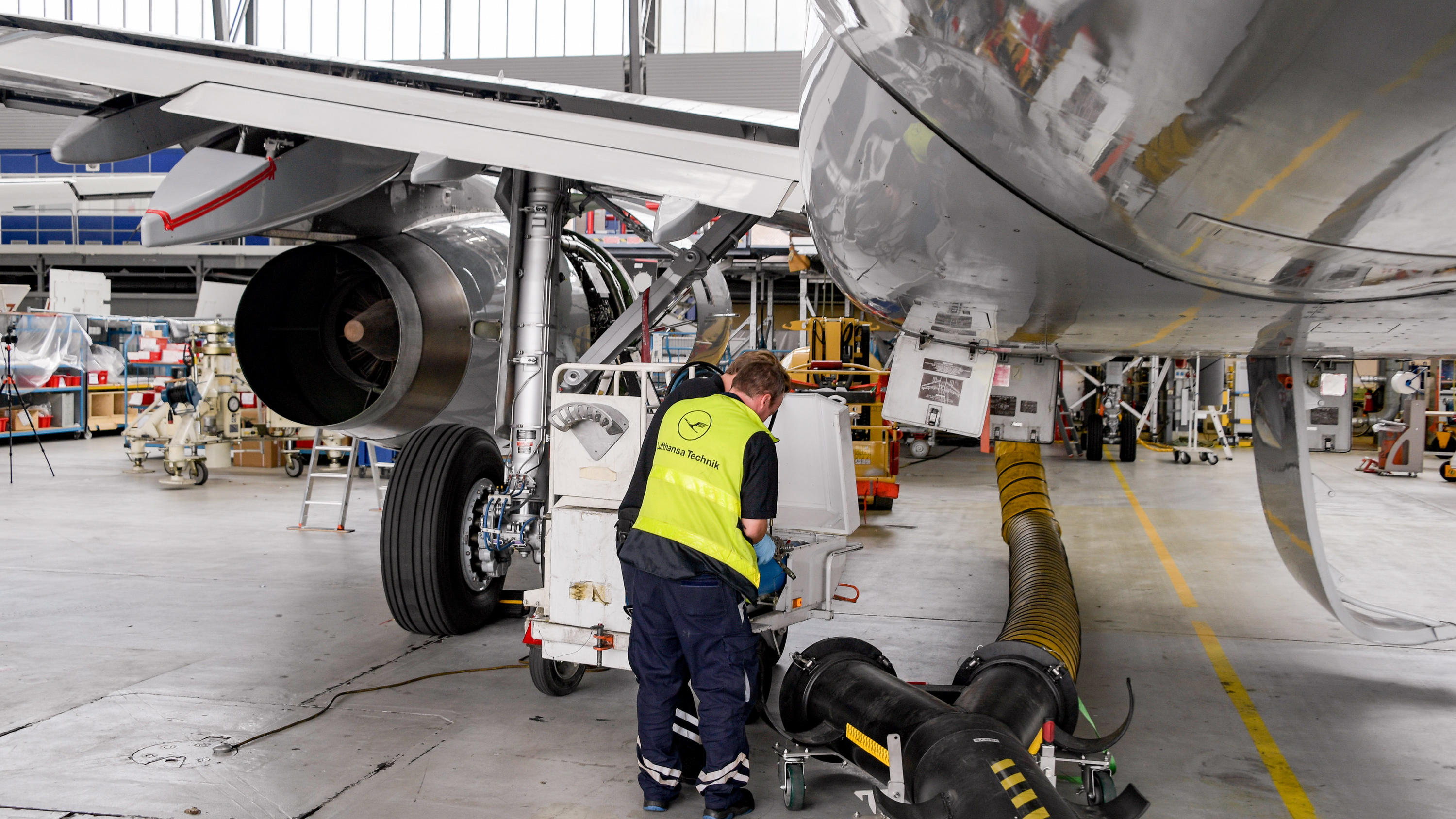 Flugzeugwartung unter Zeitdruck: Insider warnt vor Sparmaßnahmen bei Airlines Flugzeugwartung ist wichtig für die Sicherheit