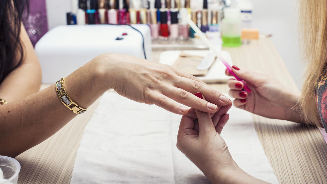Frankfurter Gesundheitsamt prangert gravierende Hygienemängel in Nagelstudios an Gravierende Hygienemängel in Nagelstudios