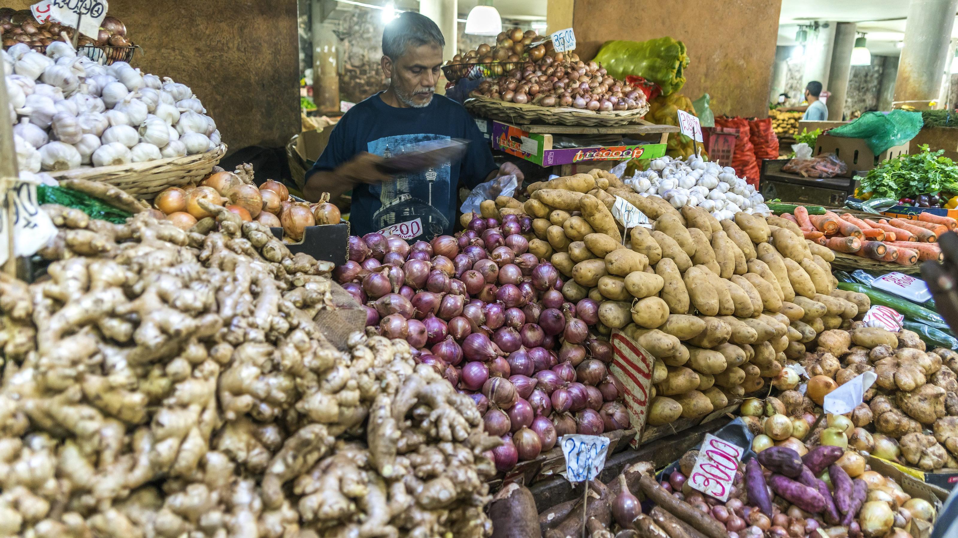 Entwicklungsminister Müller: EU sollte Märkte für afrikanische Produkte öffnen Stand mit Gemüse auf dem Zentralmarkt in Port Louis, Mauritius, Afrika.