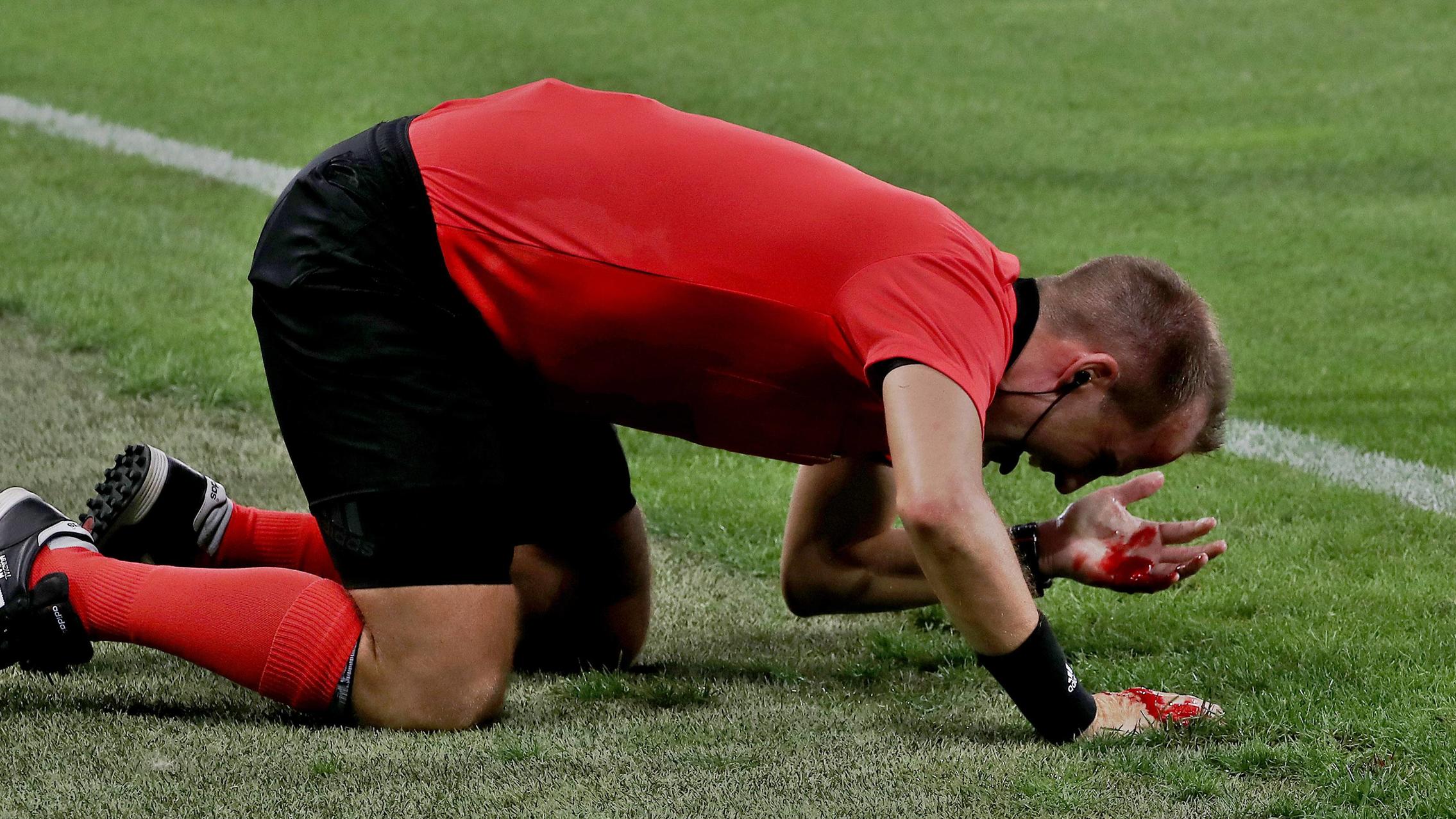 Skandalspiel in der Europa-League-Quali: Schiri nach Fan-Attacke blutend am Boden Schiri