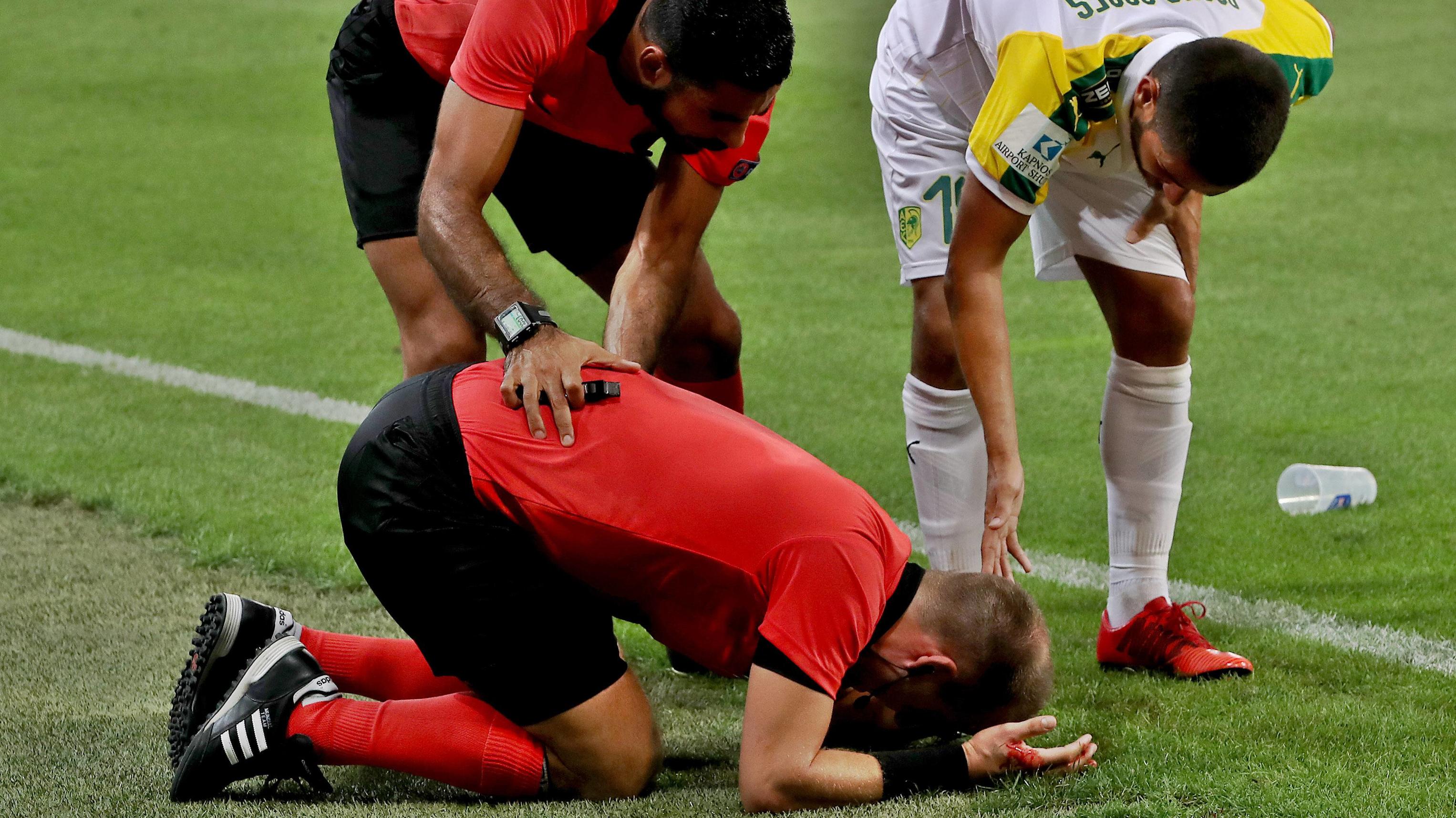 Skandalspiel in der Europa-League-Quali: Schiri nach Fan-Attacke blutend am Boden Schiri