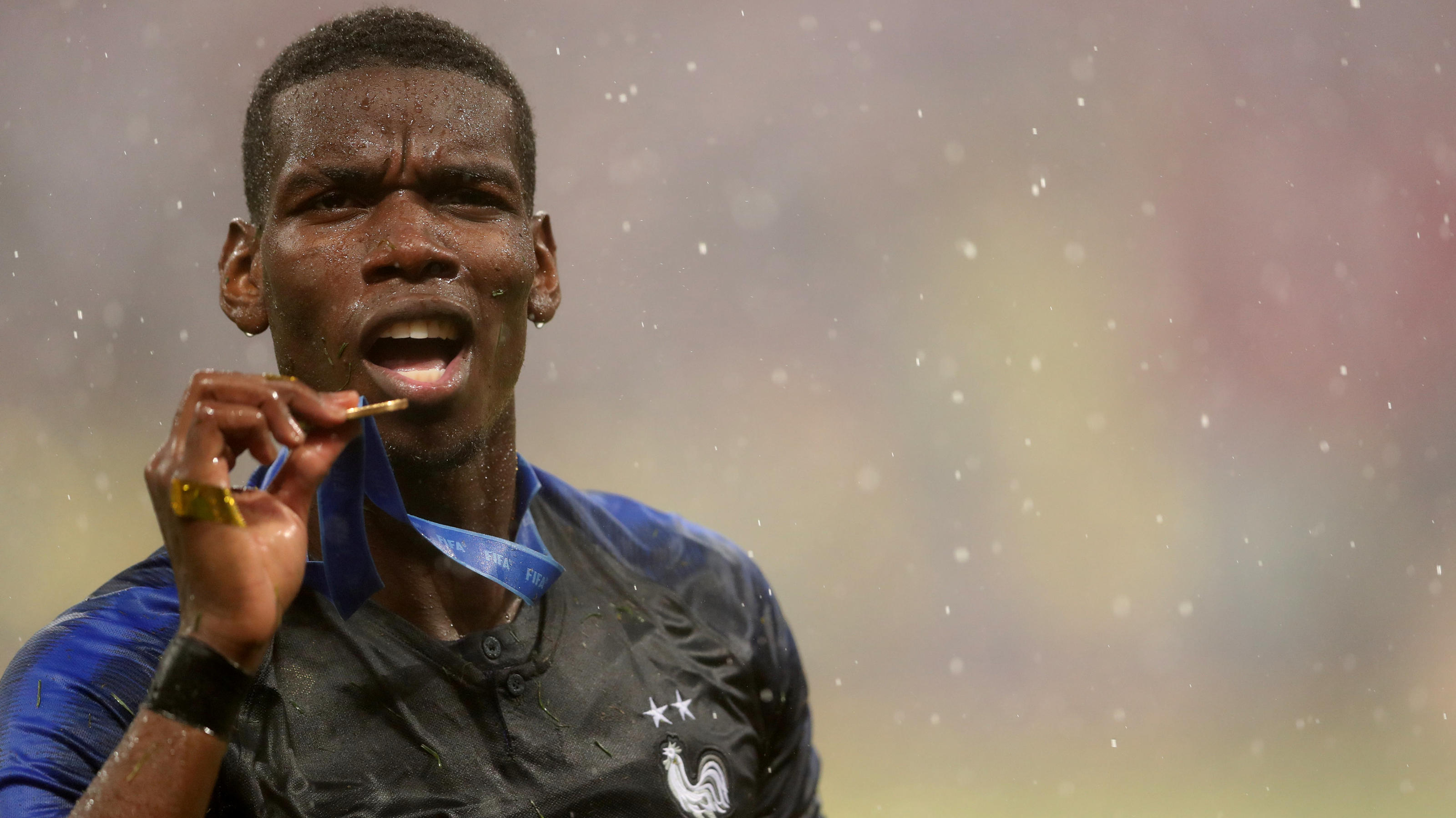 Transferpoker um Paul Pogba geht weiter Soccer Football - World Cup - Final - France v Croatia - Luzhniki Stadium, Moscow, Russia - July 15, 2018 France's Paul Pogba celebrates winning the World Cup REUTERS/Carl Recine