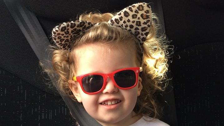 Klügstes Kind Englands: Dreijähriges Mädchen hat höheren IQ als Albert Einstein Ophelia Morgan-Dew, ein dreijähriges Mädchen mit einem IQ von 171, mit Leopardenohren und Sonnenbrille