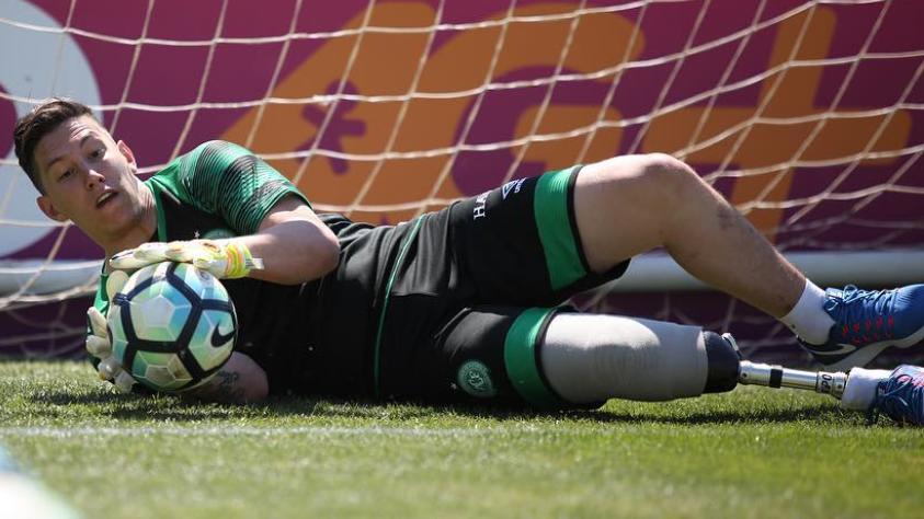 Bewegendes Video: Chape-Überlebender kickt mit Prothese Chape