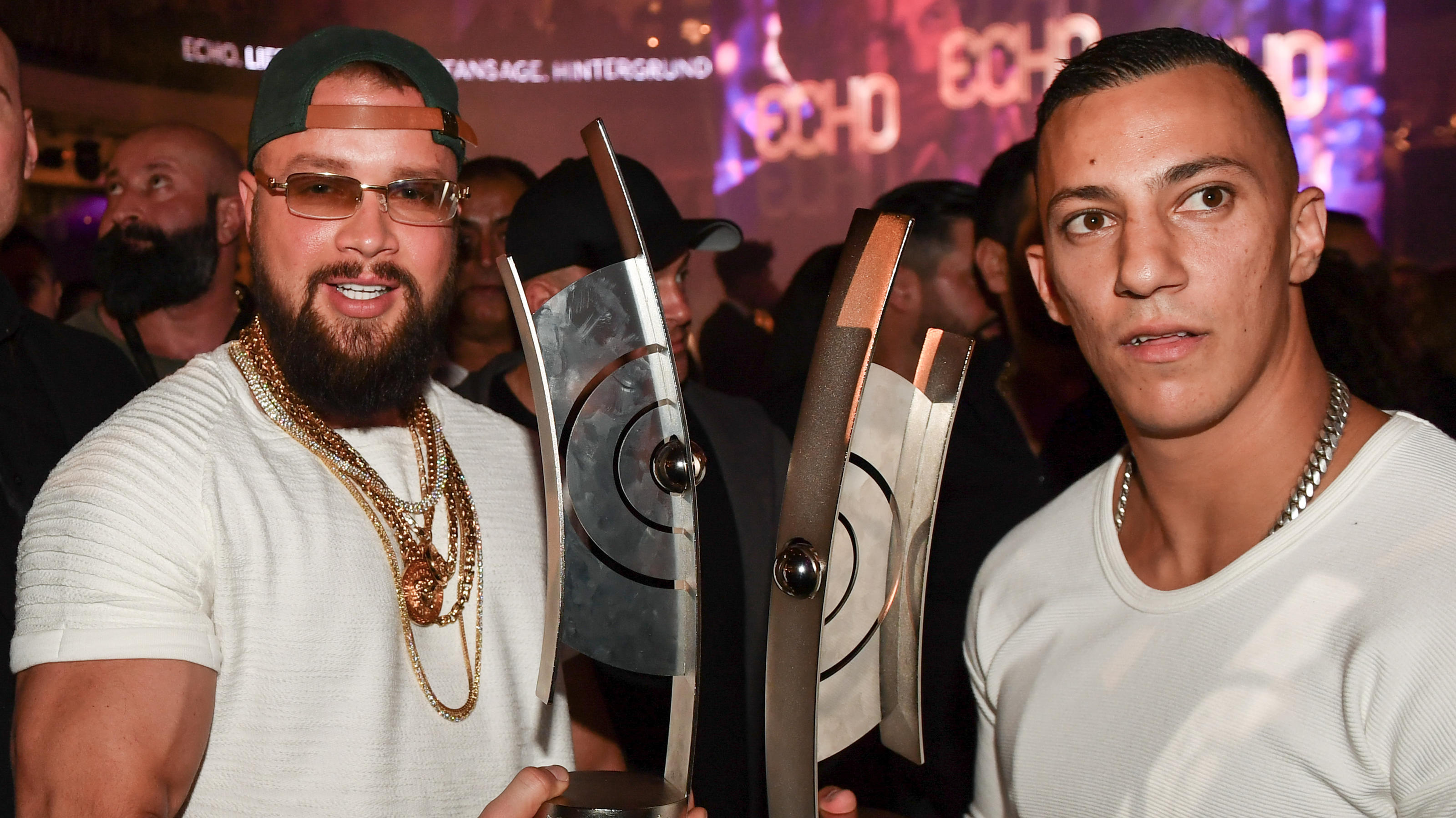 Farid Bang und Kollegah machen ihre Echos im neuen Musikvideo kaputt Da waren die Preise noch heil: Kollegah und Farid Bang mit ihren "Echos"