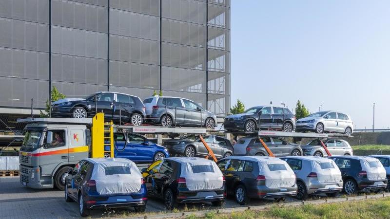 Jetzt ist der BER ein Parkplatz Volkswagen am BER-Parkplatz