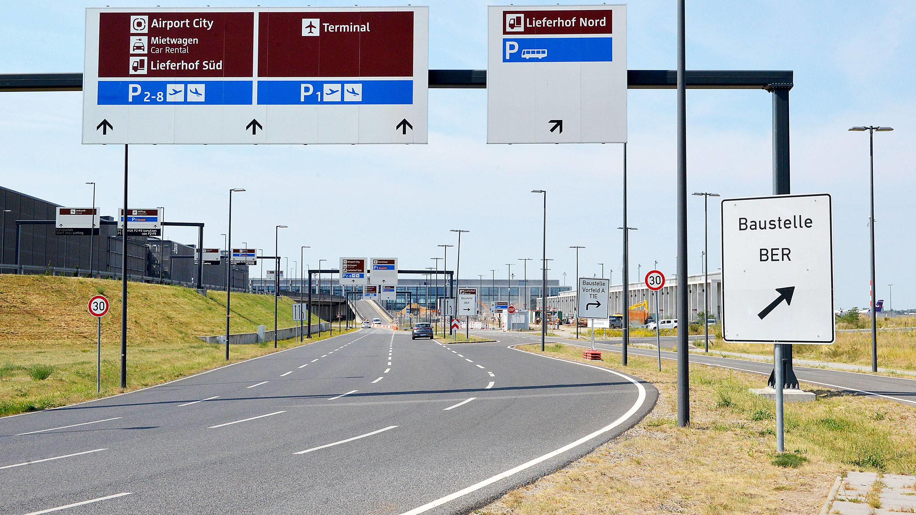 Jetzt ist der BER ein Parkplatz Flughafen ( BER ) Berlin Brandenburg am 08.08.2018 in Berlin Der Flughafen Berlin Brandenburg ( BER ) wird auch Willy Brand Flughafen genannt und liegt an der südlichen Stadtgrenze von Berlin im brandenburgerischen Schönefeld. Er befindet sich seit d