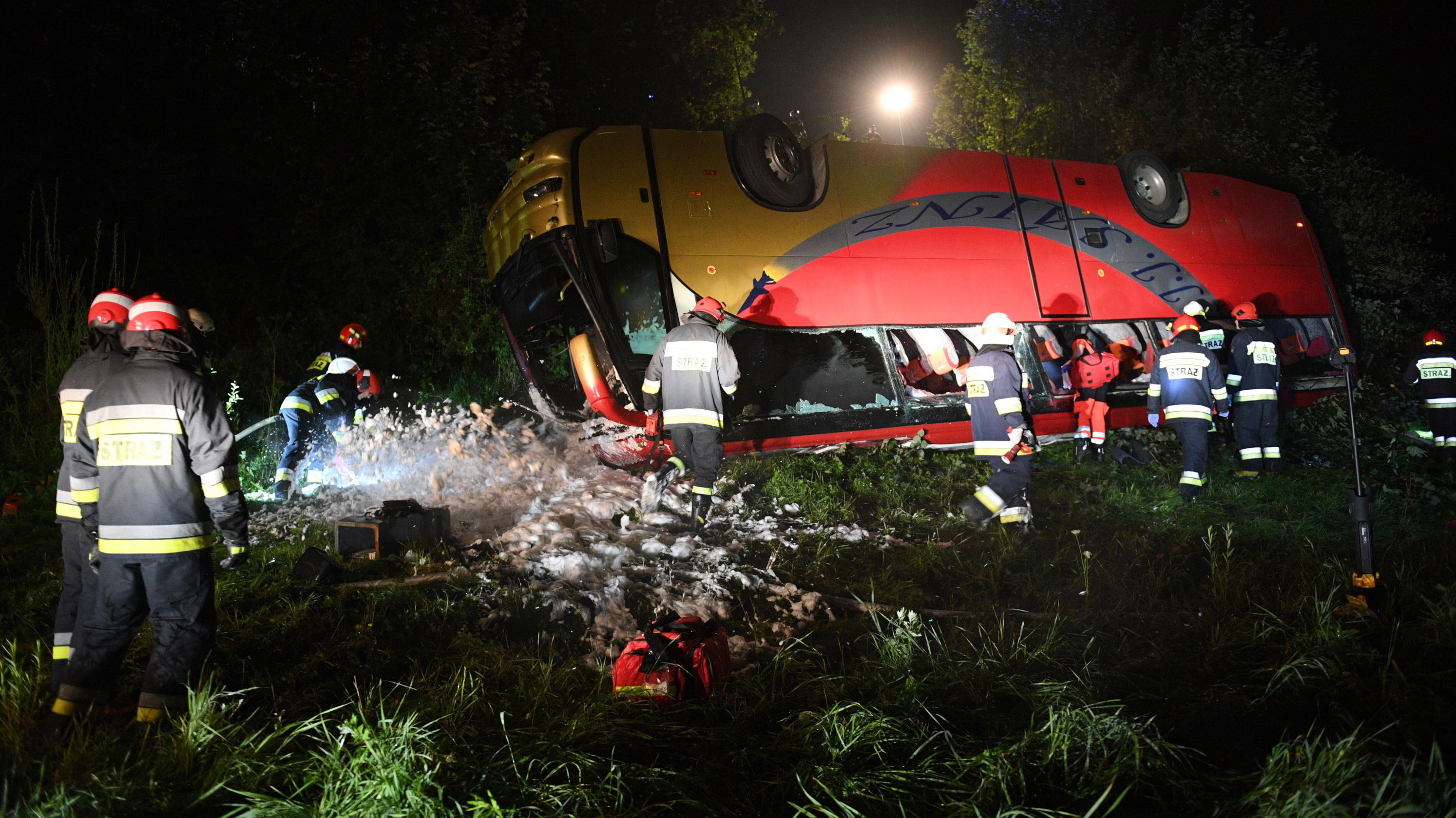 Polen: Drei Tote und 18 Verletzte bei schwerem Busunfall 18.08.2018, Polen, Leszczawa: Feuerwehrleute sind am Unglücksort im Einsatz. In der Nacht vom 17. auf den 18.08.2018 verunglückte ein ukrainischer Bus zwischen den Städten Przemysl und Sanok. Drei Menschen kamen bei dem Unfall ums Leben. Foto: Darek