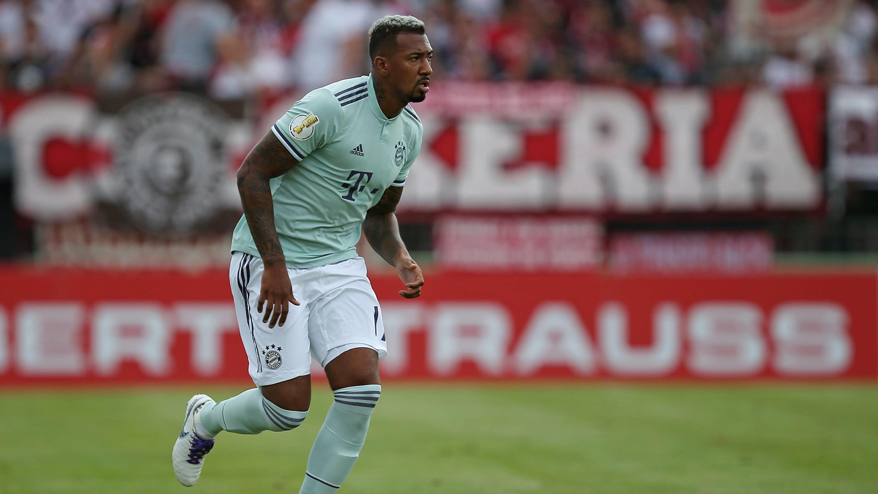 Fußball: Uli Hoeneß enthüllt - Bayern sammeln Geld für Groß-Transfer 18.08.2018, Fussball DFB Pokal 2018/2019, 1. Runde, SV Drochtersen Assel - FC Bayern München, im Kehdinger Stadion Drochtersen. Jerome Boateng (Bayern München) ***DFB rules prohibit use in MMS Services via handheld devices until two hours after a mat