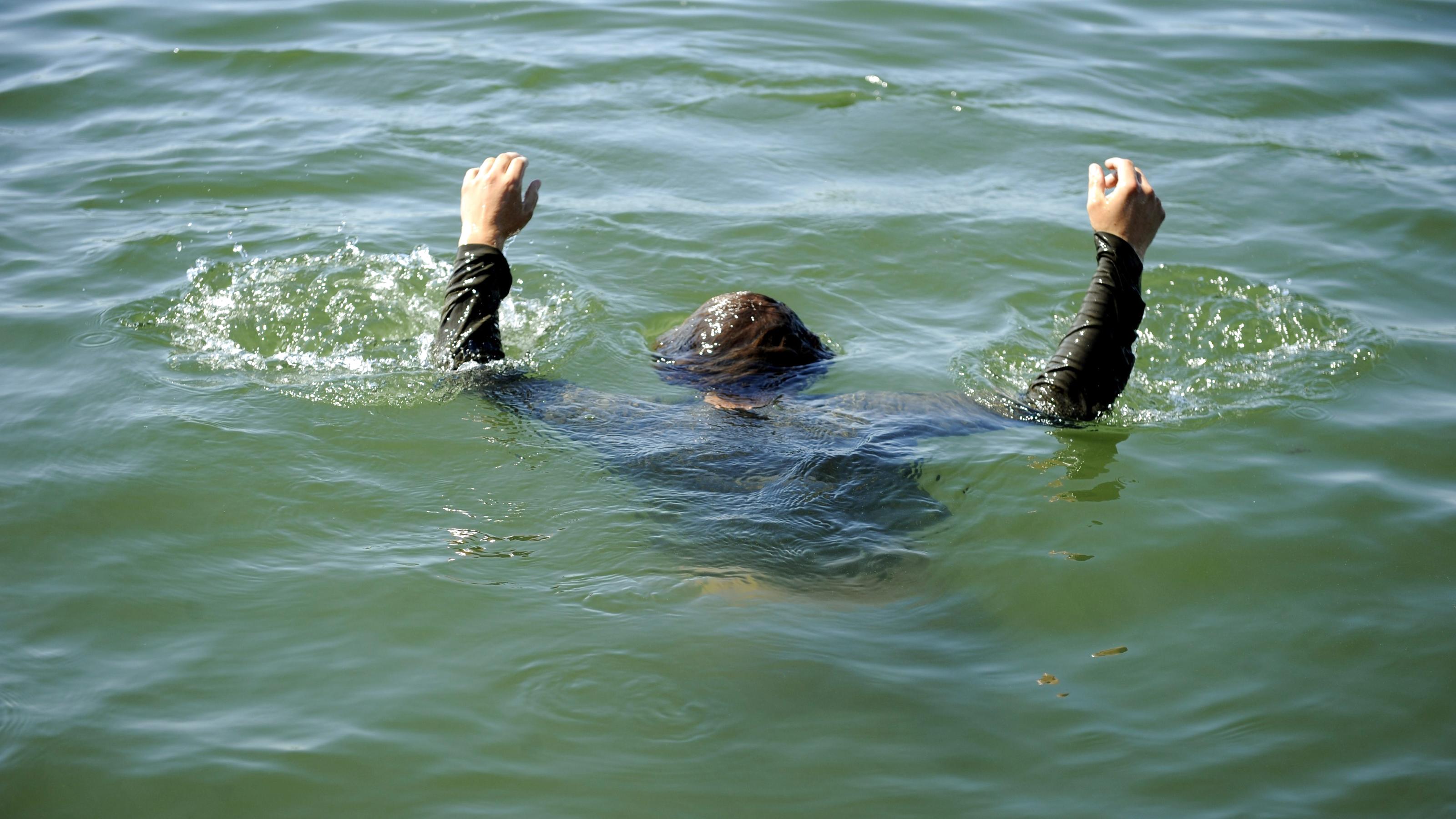 Ertrinken: Daran erkennt man, dass jemand gerade ertrinkt Ertrinkender im Wasser