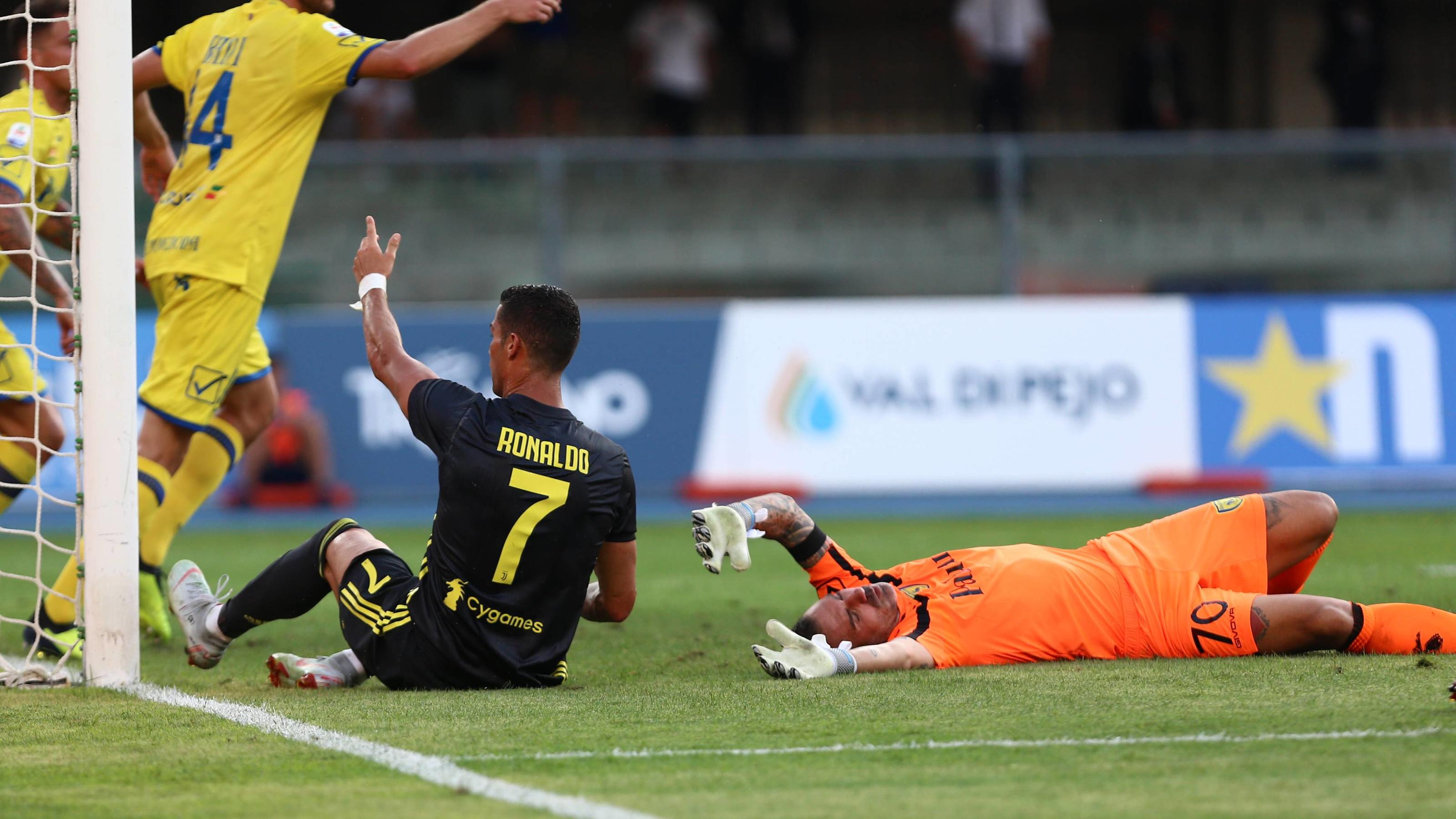 Emotionaler Tweet: Verletzter Torhüter dankt "Legende" Ronaldo 18th August 2018, Stadio Marcantonio Bentegodi, Verona, Italy; Serie A football, Chievo versus Juventus; Cristiano Ronaldo comes down heavily on Chievo goalkeeper Stefano Sorrentino who is knocked out in the 90th minute PUBLICATIONxINxGERxSUIxAUTxHUN