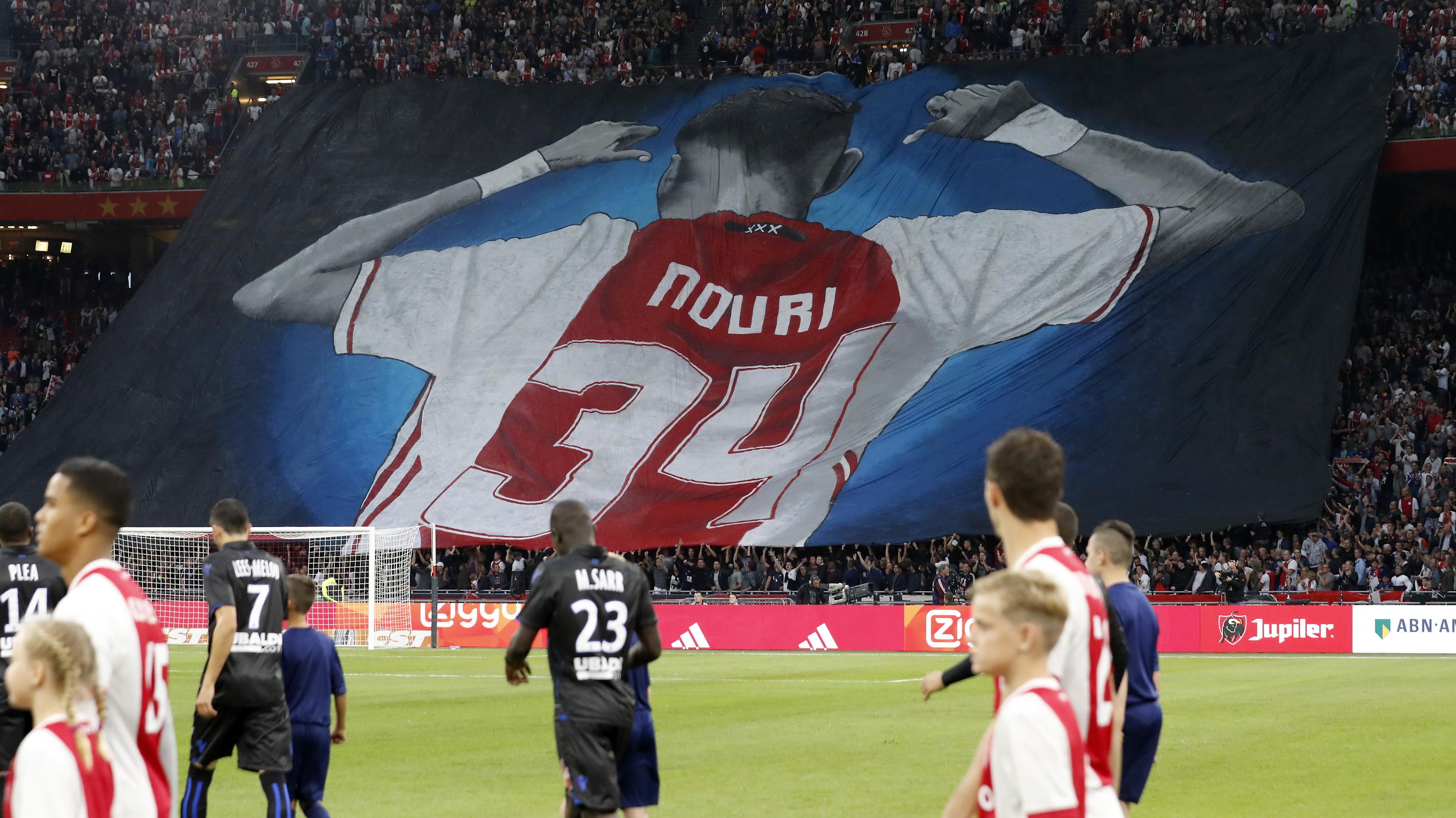 Fußball: Ajax-Profi Abdelhak Nouri nach mehr als 13 Monaten aus dem Koma erwacht Ajax-Fans Abdelhak Nouri
