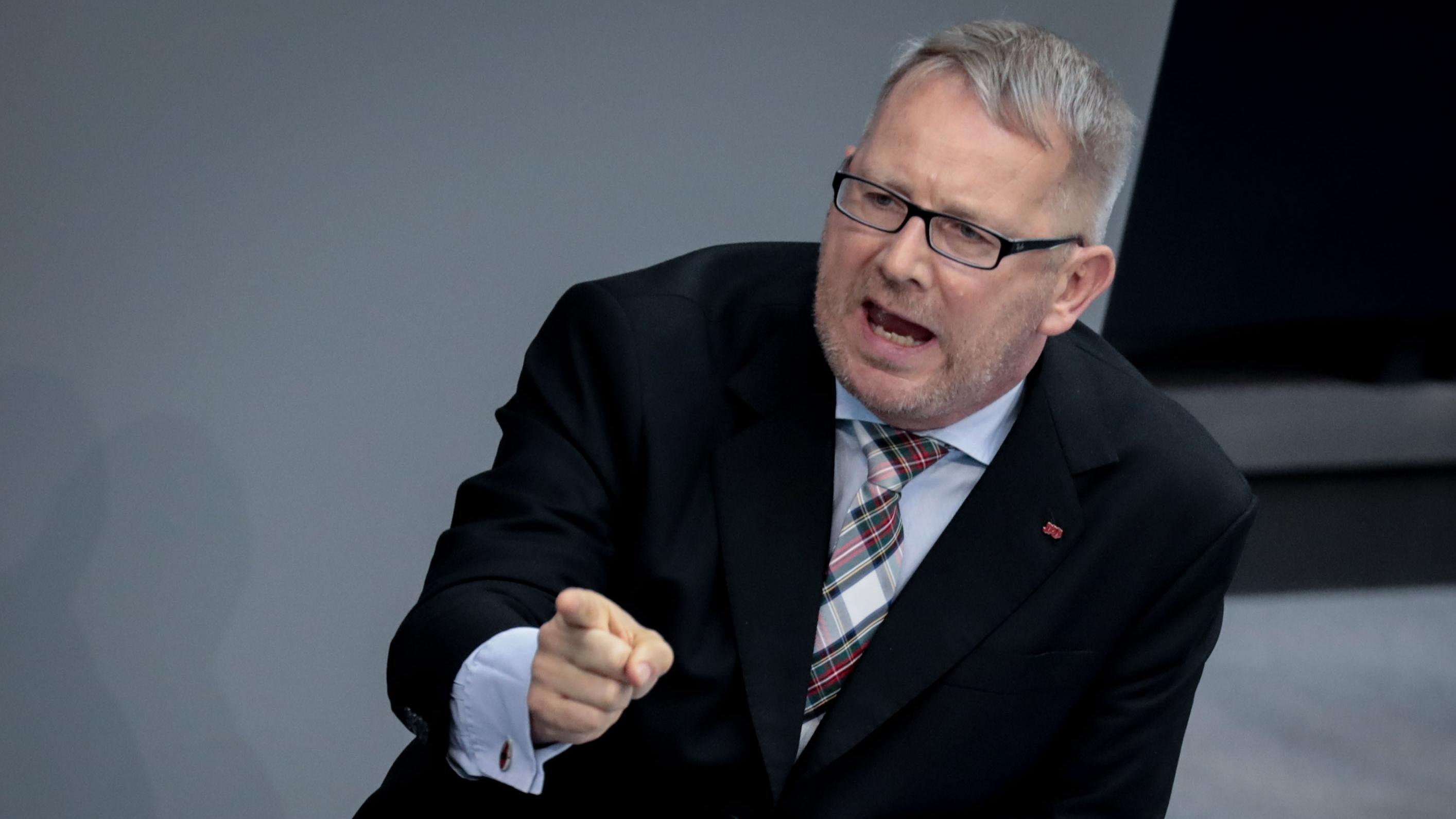 Bundestag: AfD-Fraktion verlässt bei Rede von Johannes Kahrs (SPD) den Saal SPD-Politiker Johannes Kahrs hat im Bundestag die AfD scharf angegriffen.