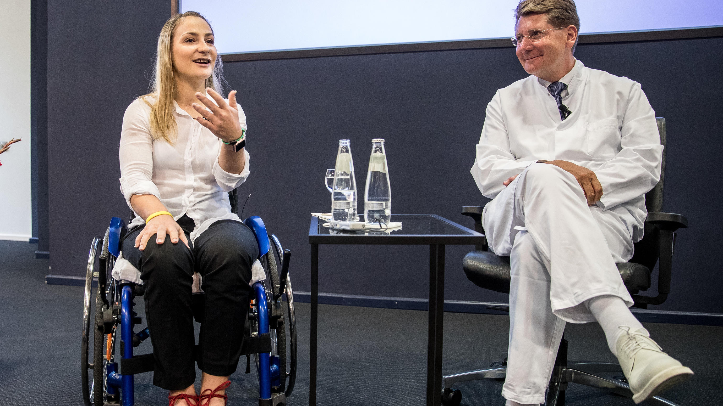 Kristina Vogels erster Auftritt im Rollstuhl: "Vielleicht hole ich meine zwölfte Goldmedaille woanders" BERLIN, GERMANY - SEPTEMBER 12: Kristina Vogel, Track Cycling Olympic Gold Medalist speaks at a press conference at Accident Hospital on September 12, 2018 in Berlin, Germany, next to Axel Ekkernkamp, Director of the Clinic for Trauma Surgery and Or
