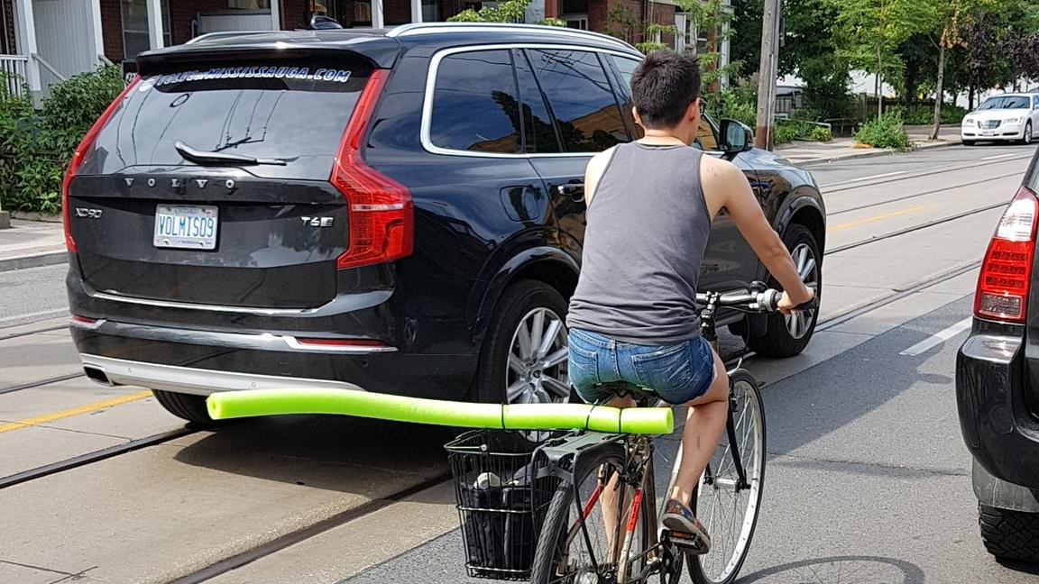 Poolnudeln gegen Dicht-Überholer: So kreativ wehren sich Torontos Radler Fahrradfahrer mit Poolnudel
