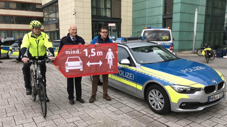 Poolnudeln gegen Dicht-Überholer: So kreativ wehren sich Torontos Radler ADFC und Polizei Köln präsentieren Mindestabstands-Kampagne