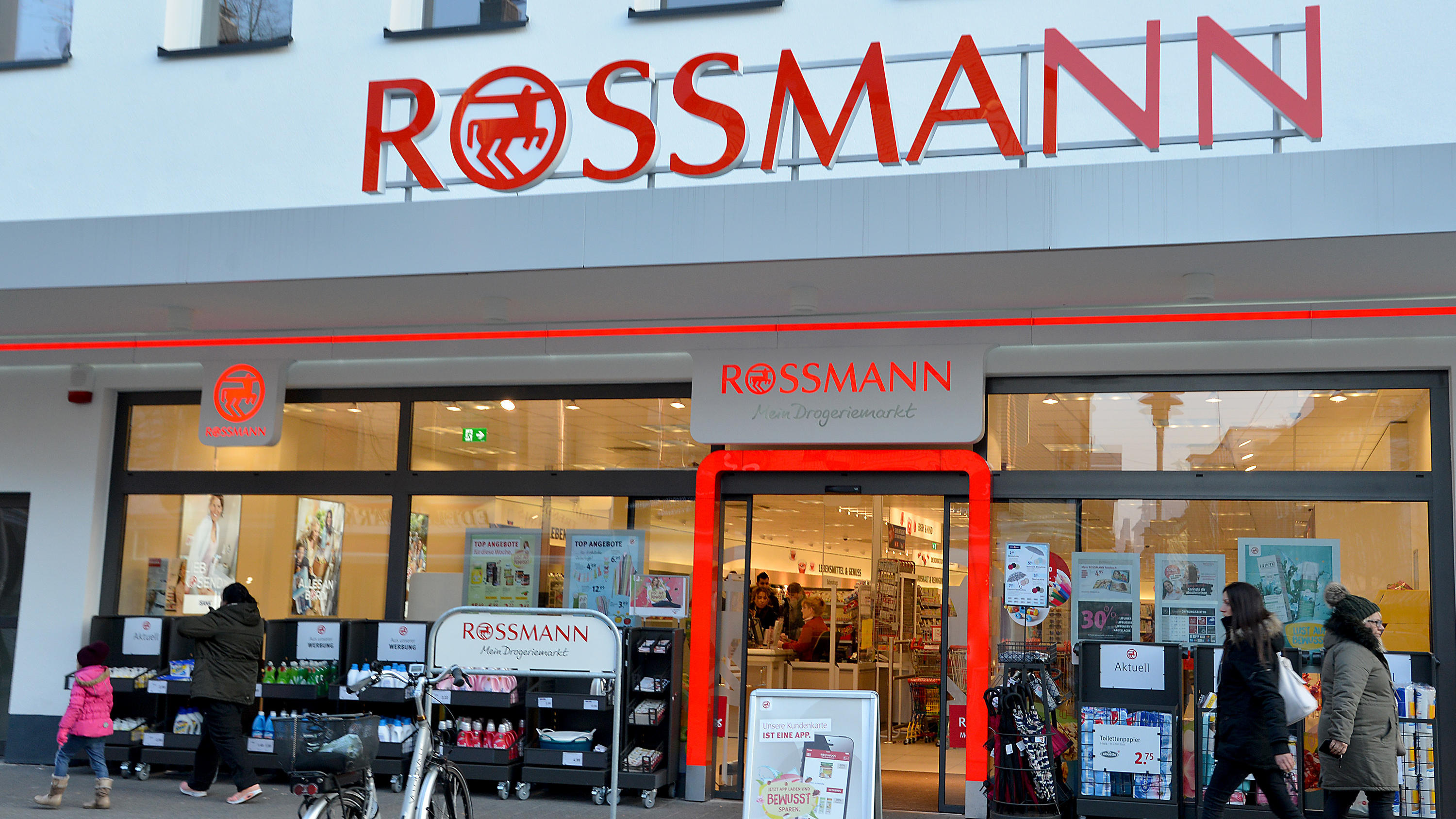 Rossmann ruft Schwangerschaftstests zurück – Ergebnis könnte fälschlicherweise positiv sein Rossmann Filiale von außen