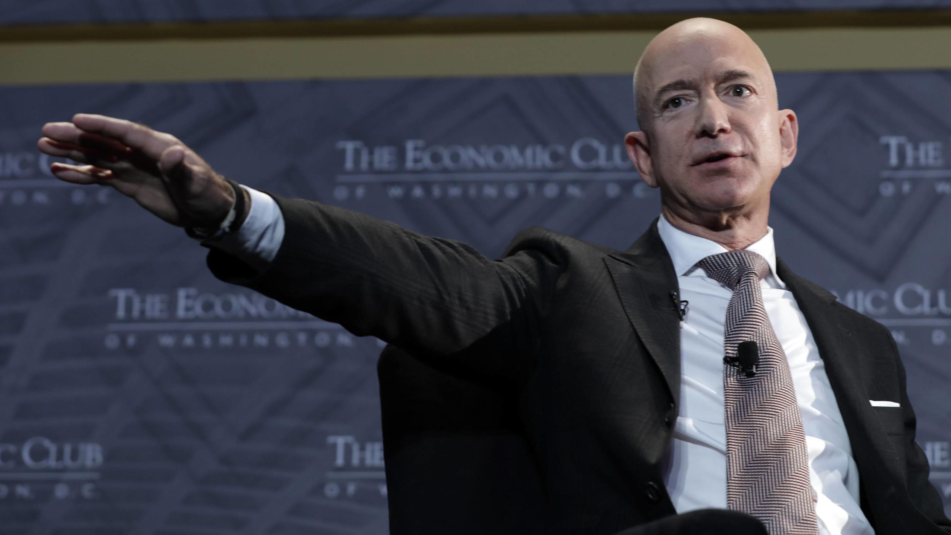 Reichster Mann der Welt: Amazon-Gründer Jeff Bezos will zwei Milliarden Dollar spenden Jeff Bezos, CEO and Founder, Amazon speaks at The Economic Club Milestone Celebration Dinner in Washington on September 13, 2018. PUBLICATIONxINxGERxSUIxAUTxHUNxONLY WAPG2018091306 YURIxGRIPAS