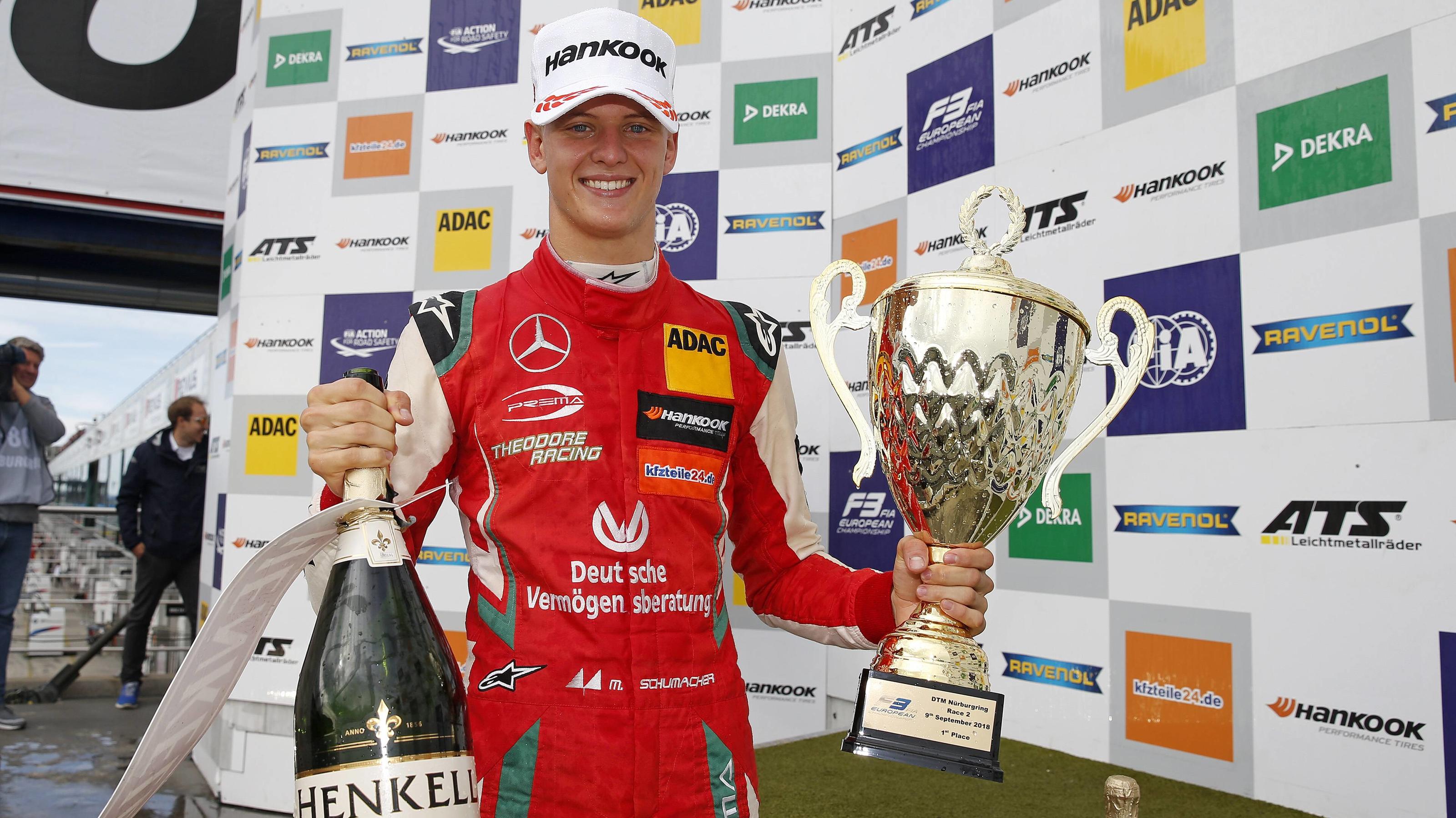 Formel 1: Ferrari-Boss Maurizio Arrivabene hat Mick Schumacher im Blick Prize giving ceremony, 4 Mick Schumacher (DEU, PREMA Theodore Racing, Dallara F317 Mercedes-Benz), FIA Formula 3 European Championship EM Europameisterschaft round 8, race 2, Nürburgring (DEU), 7. - 9. September 2018 *** Prize giving ceremony 4 Mick