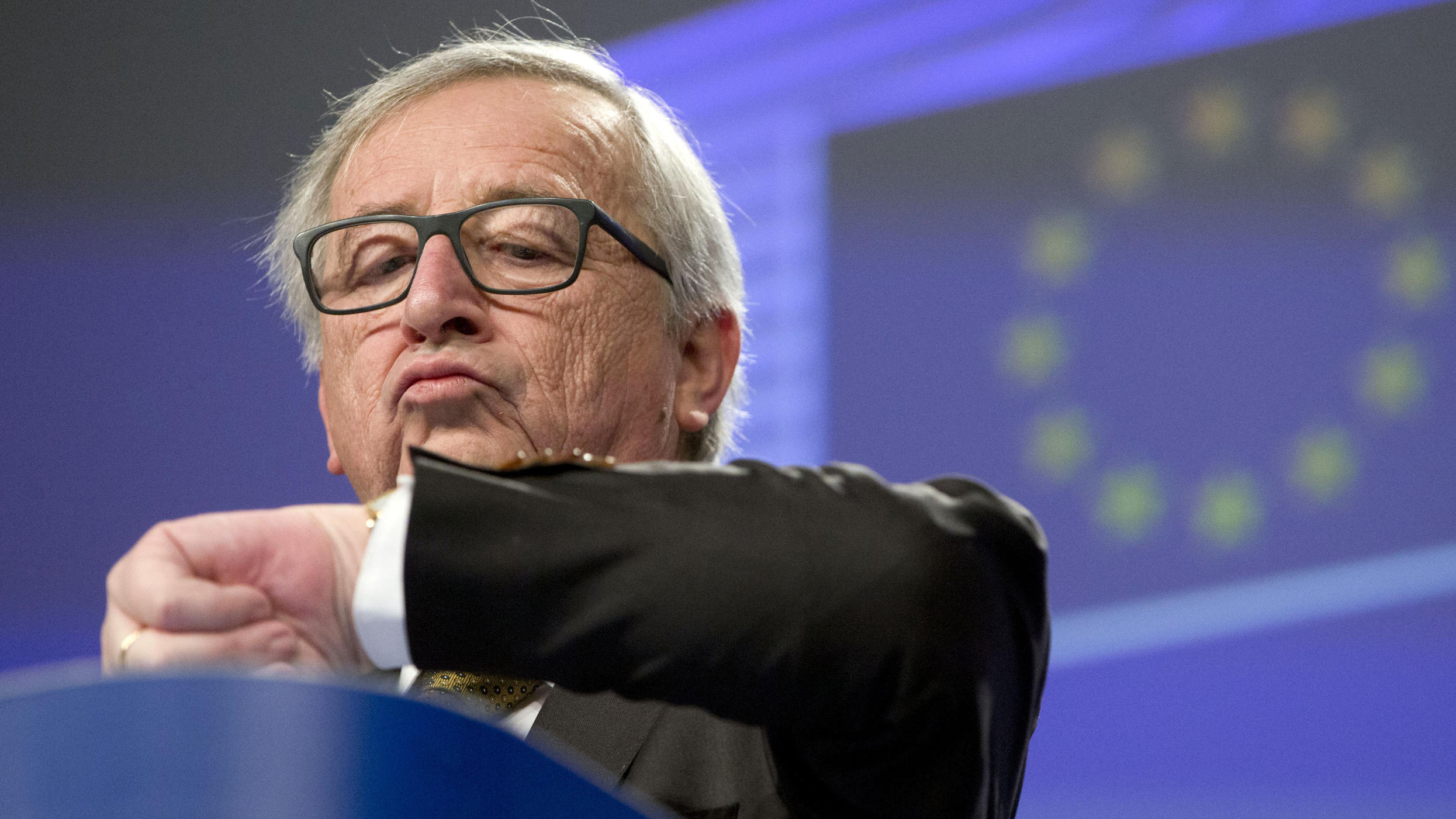 EU-Kommission plant: Letzte Zeitumstellung im Jahr 2019 ARCHIV - 21.02.2018, Belgien, Brüssel: Jean-Claude Juncker, Kommissionspräsident der EU, schaut am Ende einer Pressekonferenz auf seine Uhr. Juncker plädiert für ein Ende der Zeitumstellung bereits im Jahr 2019. (zu dpa "Ende der Zeitumstellung schon