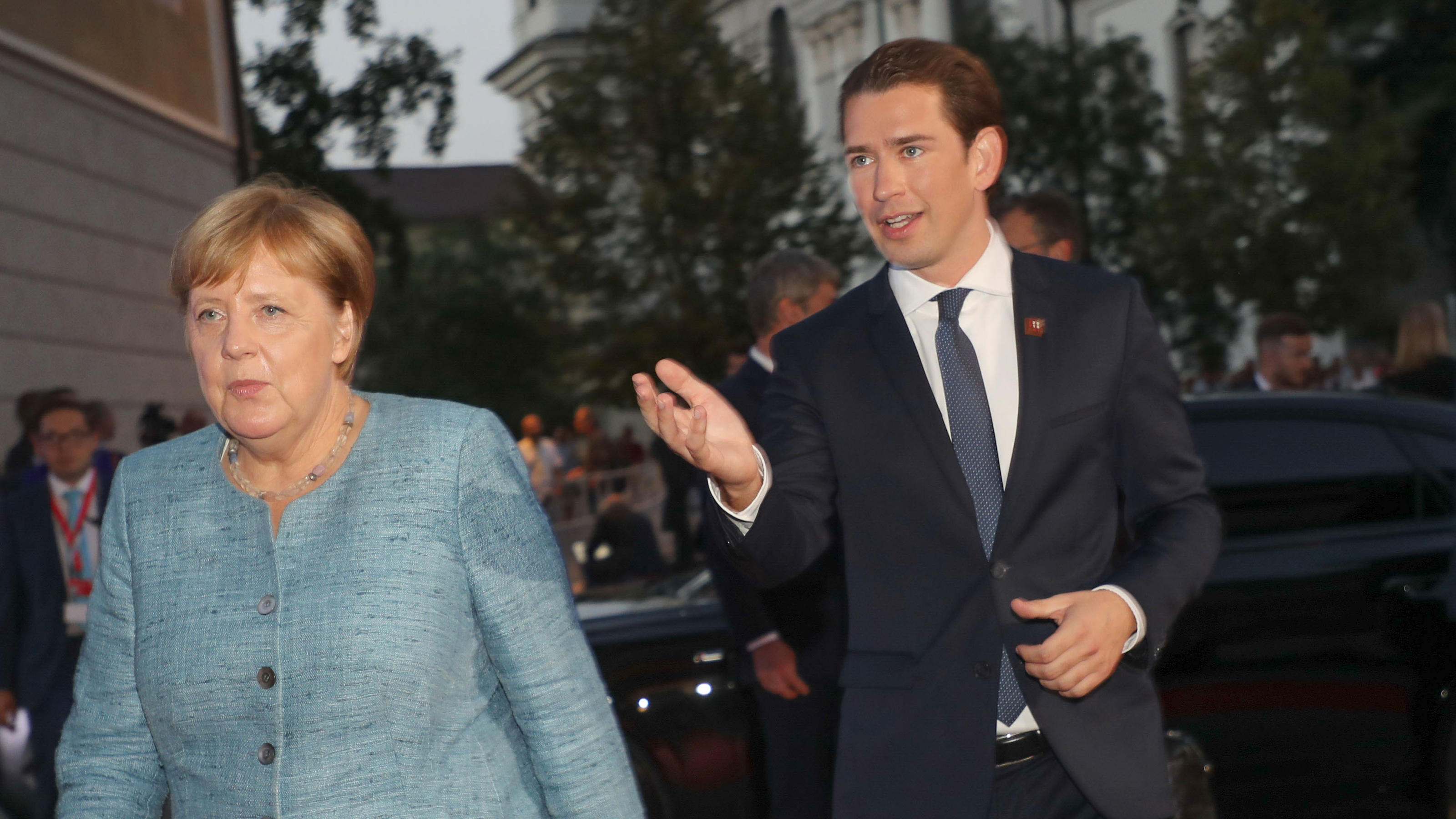 EU-Regierungschefs treffen sich in Salzburg: Die Fronten sind verhärtet Bundeskanzlerin Merkel und Sebastian Kurz auf dem Weg zum EU-Gipfel