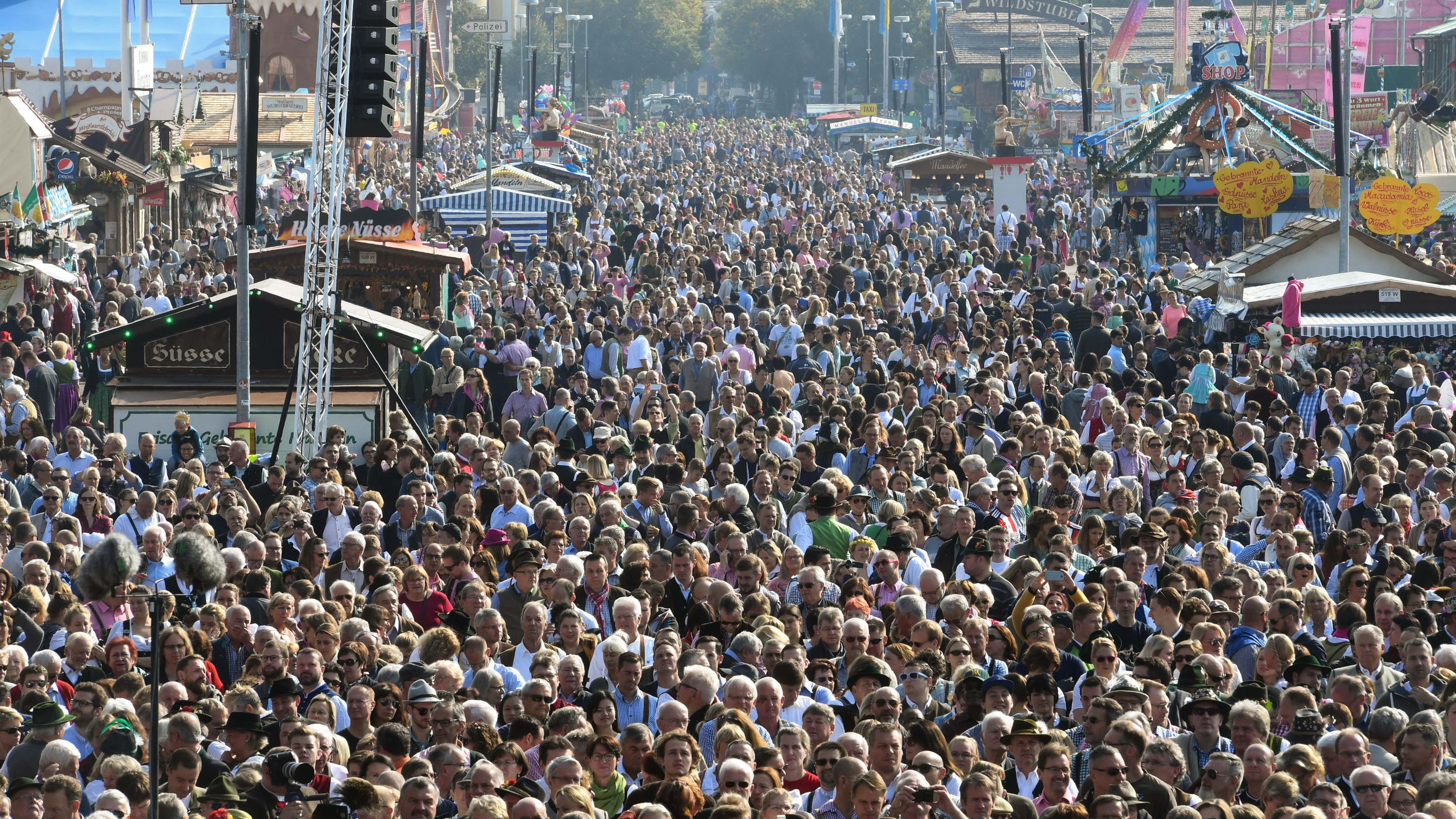 Wissenswertes zum Oktoberfest: Mit diesen Infos seid Ihr perfekt auf die Wiesn vorbereitet ARCHIV - 24.09.2017, Bayern, Munich: Menschenmassen drängen zu Beginn des Oktoberfest 2017 über die Strassen des Festgeländes. (zu dpa-Korr: «Vom Anbandeln und Kronprinz Ludwig - Wissenswertes zu der Wiesn» vom 16.9.2018) Foto: Tobias Hase/dpa +++ dp