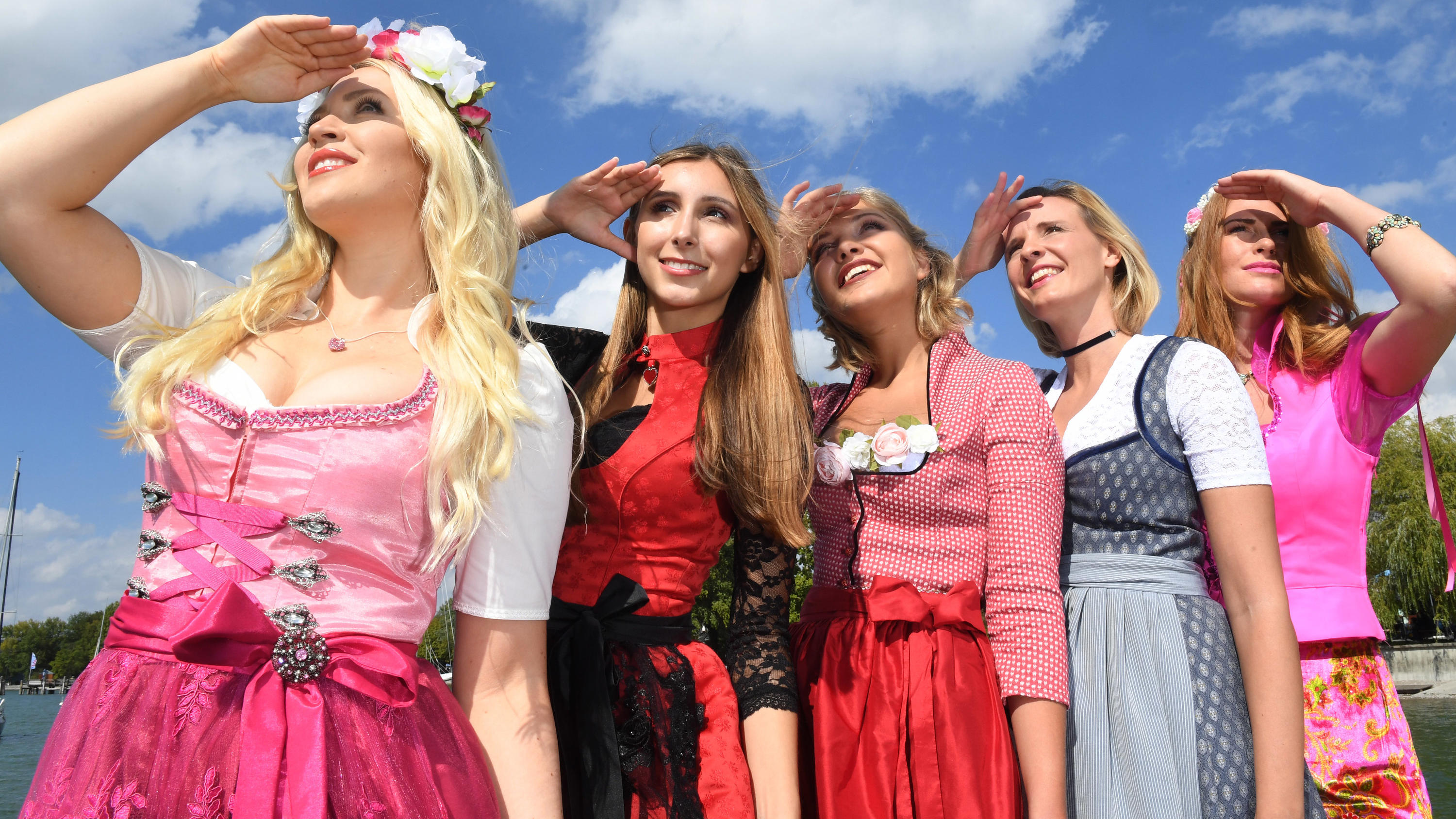 Wissenswertes zum Oktoberfest: Mit diesen Infos seid Ihr perfekt auf die Wiesn vorbereitet 08.09.2018, Bayern, Herrsching: Die Models Christine Klenner (l-r), in Dirndl Liebe, (l-r) Miriam Franz, in Trachten Angermaier, Katarina Pauer, in Samtherz, Sabrina Rettenbeck, in Cocovero und Ksenija Schmidtke, in Dirndlpunk by Angelika Zwerenz ste