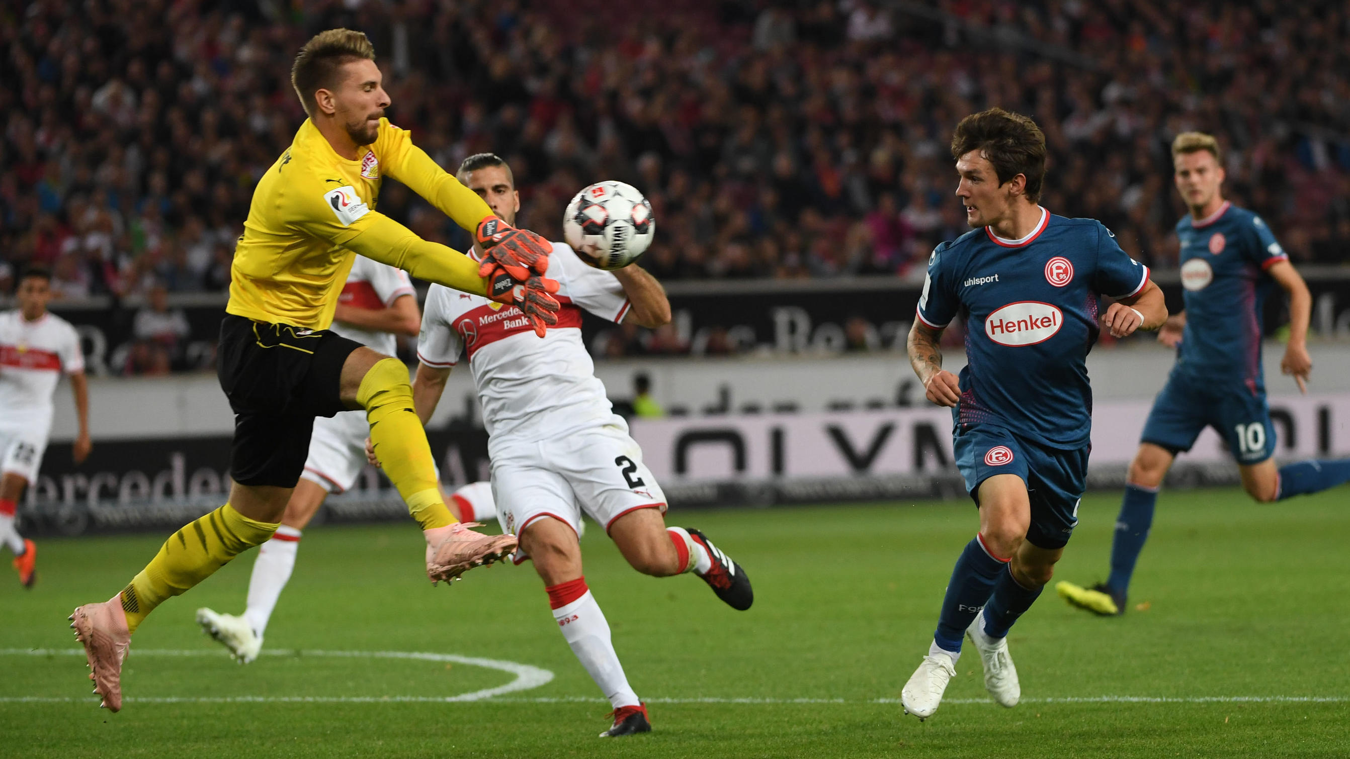 Fortuna Düsseldorf beißt sich die Zähne an Krake Ron-Robert Zieler aus 21.09.2018, Baden-Württemberg, Stuttgart: Fußball: Bundesliga, VfB Stuttgart - Fortuna Düsseldorf, 4. Spieltag in der Mercedes Benz-Arena. Stuttgarts Torwart Ron-Robert Zieler (l-r) und Emiliano Insua im Zweikampf mit Düsseldorfs Benito Raman. Foto: