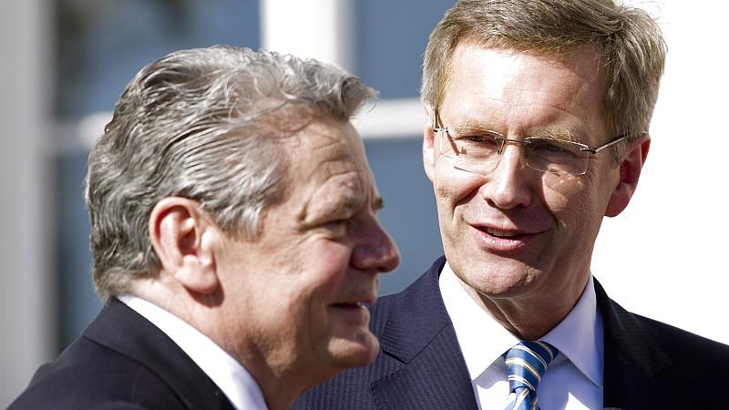 "Lebenslange Vollausstattung": Unsere Alt-Bundespräsidenten kosten uns viel zu viel Former German President Christian Wulff (R) talks with President-in-waiting Joachim Gauck outside Bellevue Castle in Berlin, March 19, 2012. Gauck, a former Lutheran pastor and human rights activist from communist East Germany, was elected president